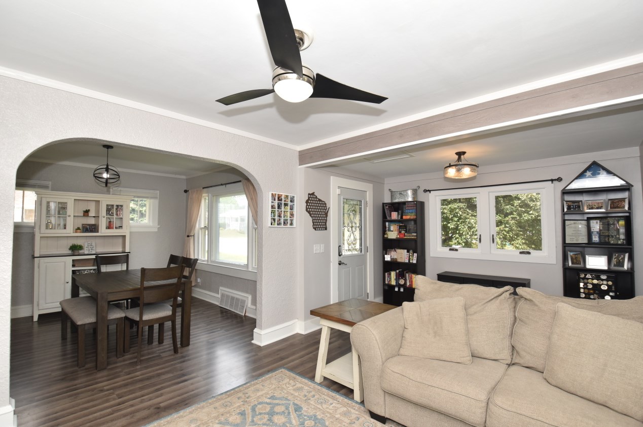 1735 Missouri Ave, South Milwaukee, WI 53172-1833