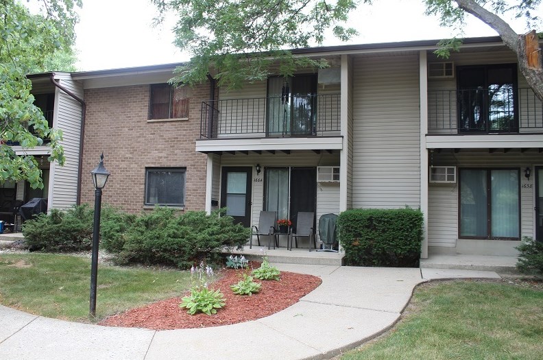 1664 S Carriage Ln, Waukesha, WI 53151