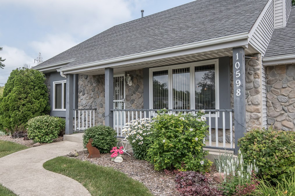 10598 Barton Rd, Oak Creek, WI 53154-6707