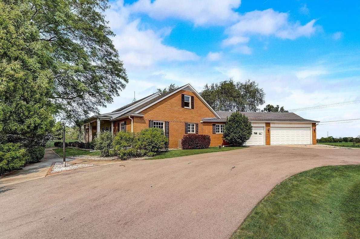 1572 Indian Hill Dr, Grafton, WI 53024-9419