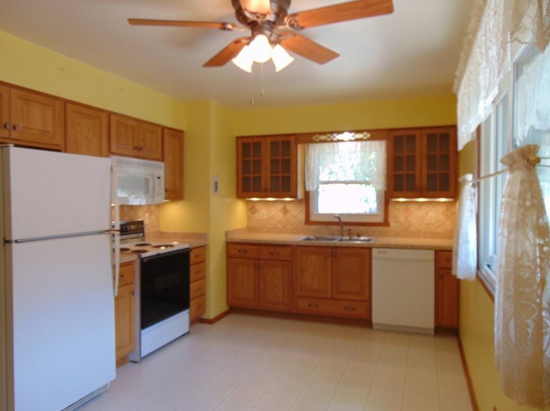 2829 E Cudahy Ave, Milwaukee, WI 53235