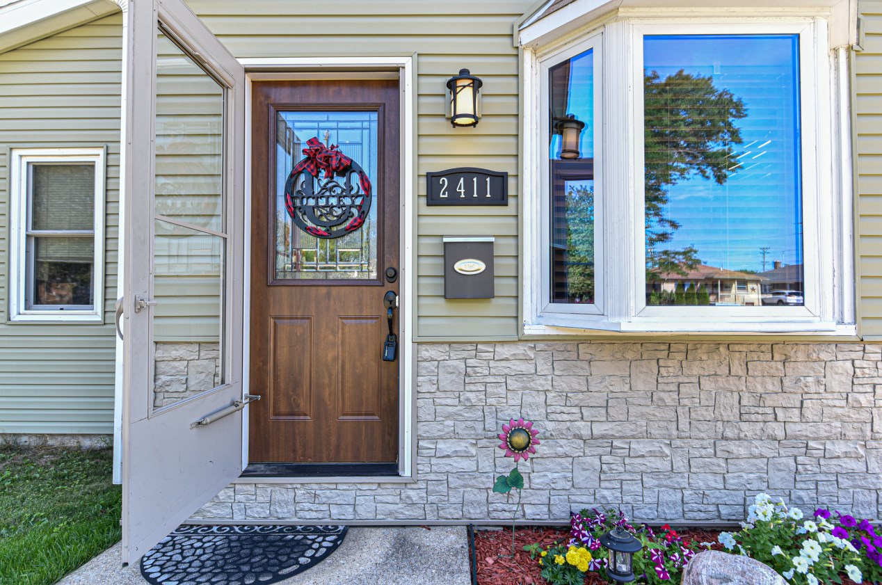 2411 Monroe Ave, Racine, WI 53405-4154