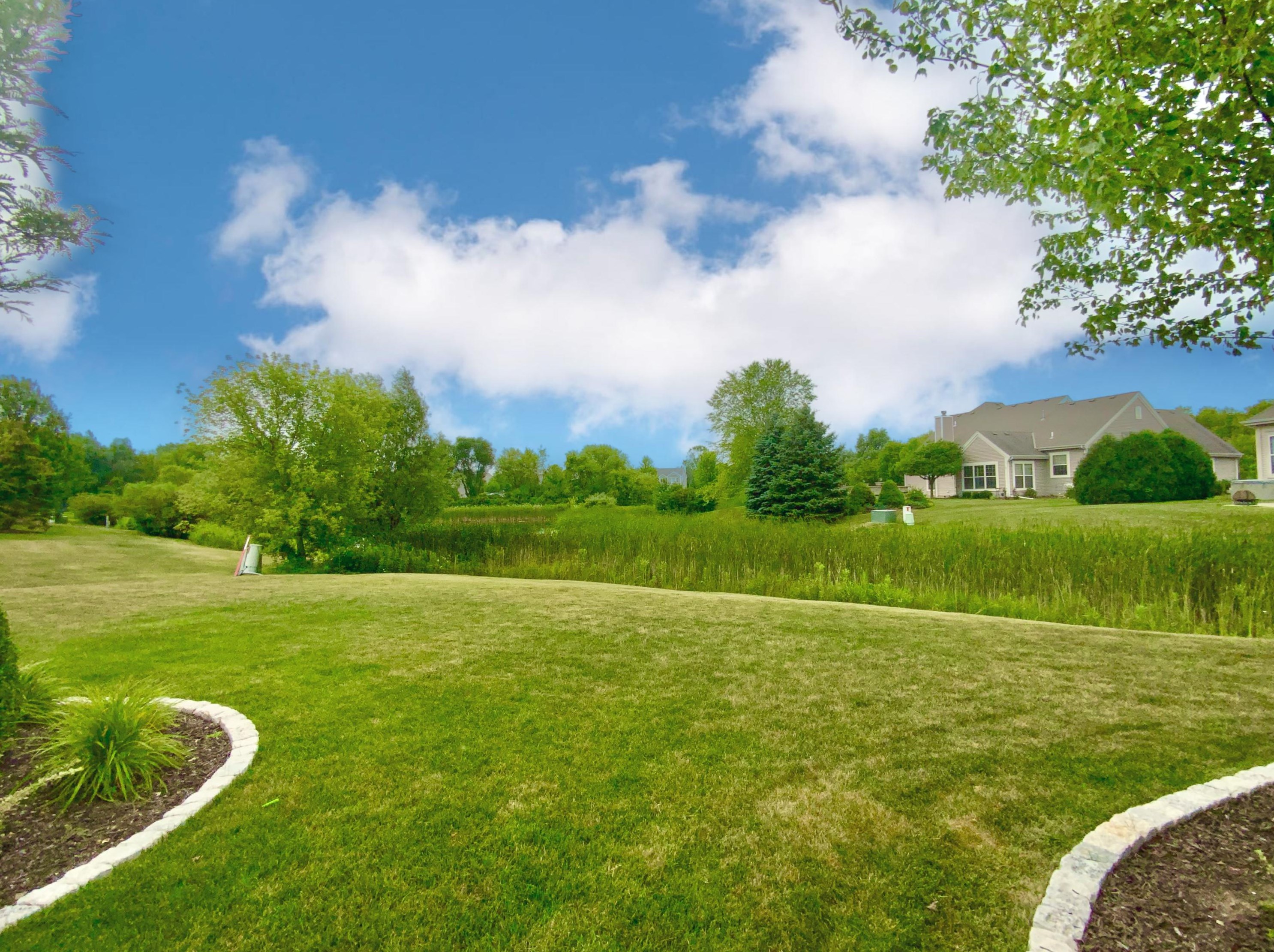 7957 Lakeview Dr, Hales Corners WI  53132-7910 exterior