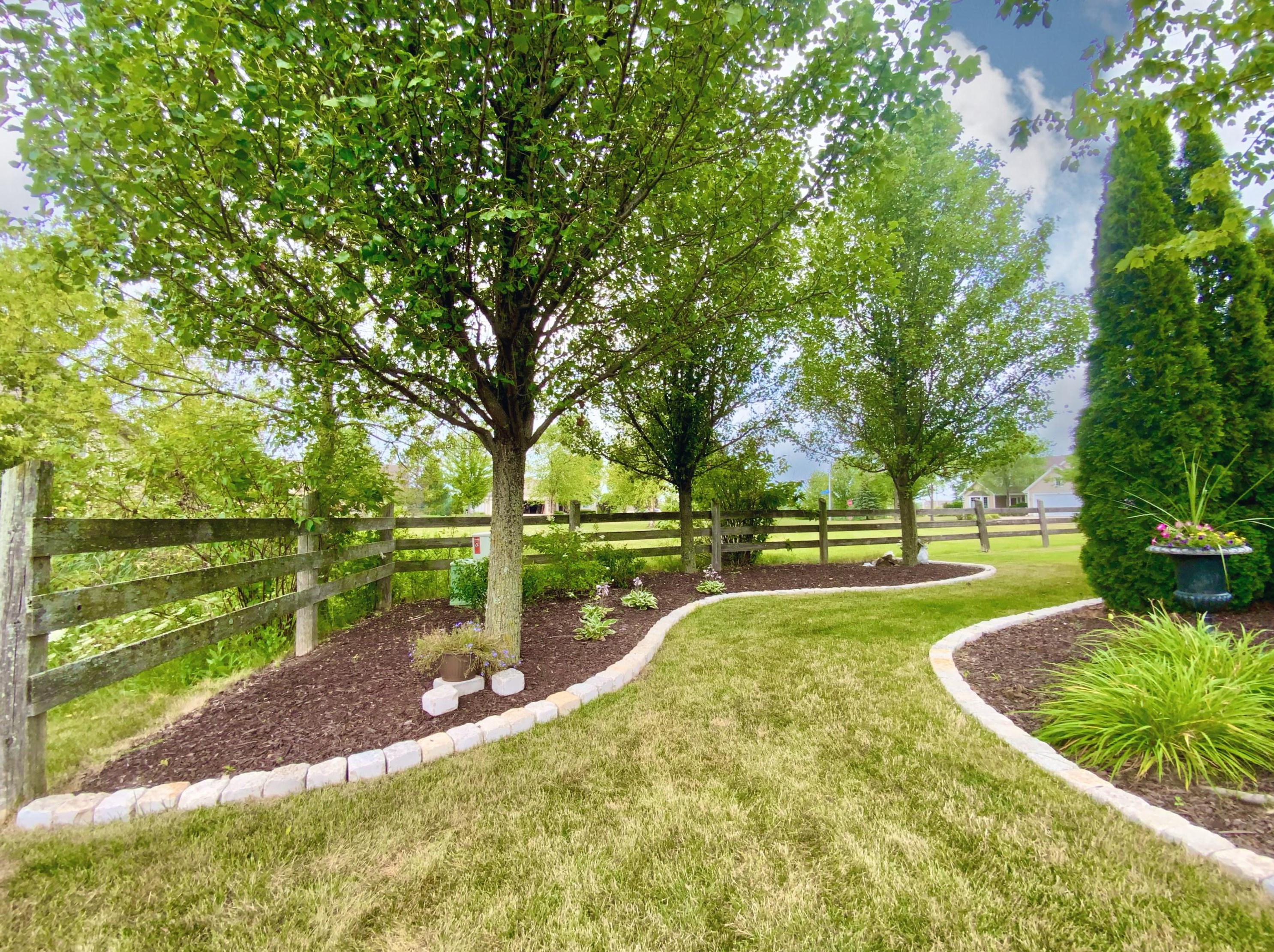 7957 Lakeview Dr, Hales Corners WI  53132-7910 exterior