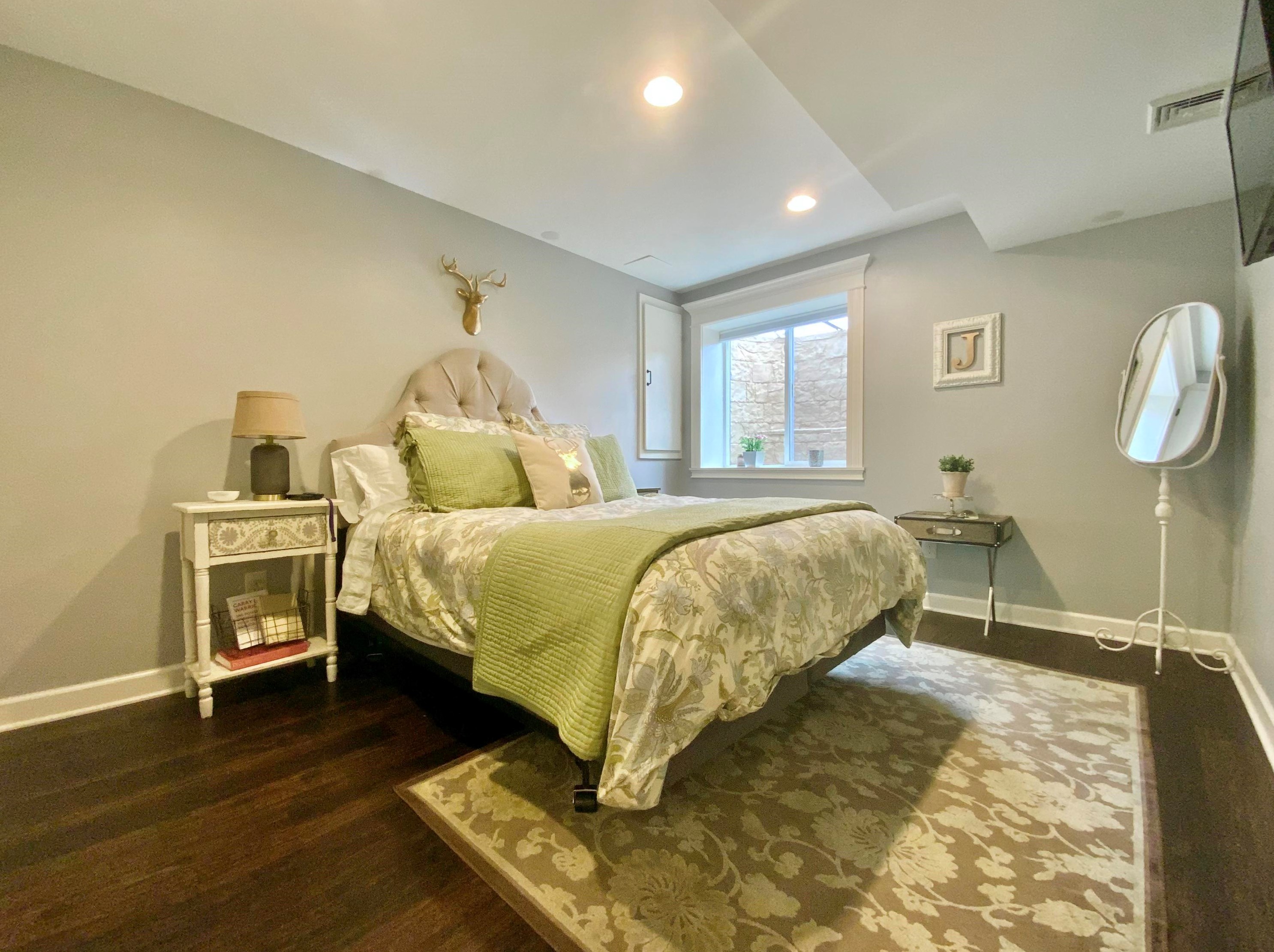 7957 Lakeview Dr, Hales Corners WI  53132-7910 exterior