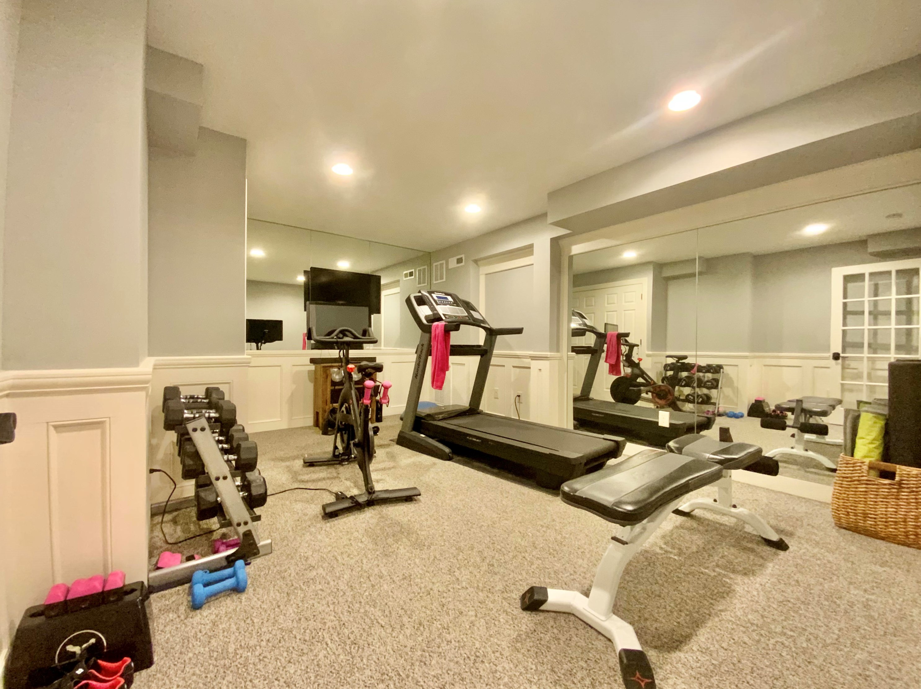 7957 Lakeview Dr, Hales Corners WI  53132-7910 exterior