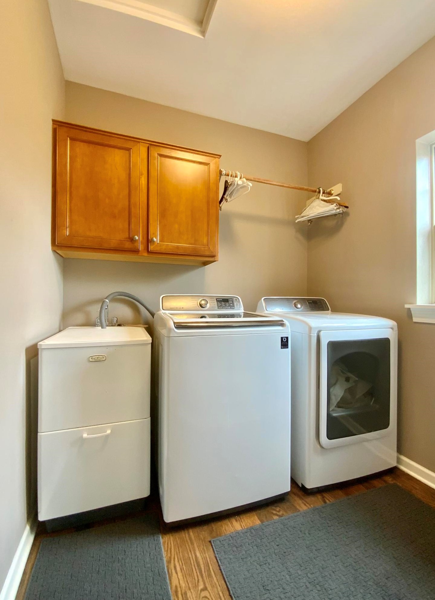 7957 Lakeview Dr, Hales Corners WI  53132-7910 exterior