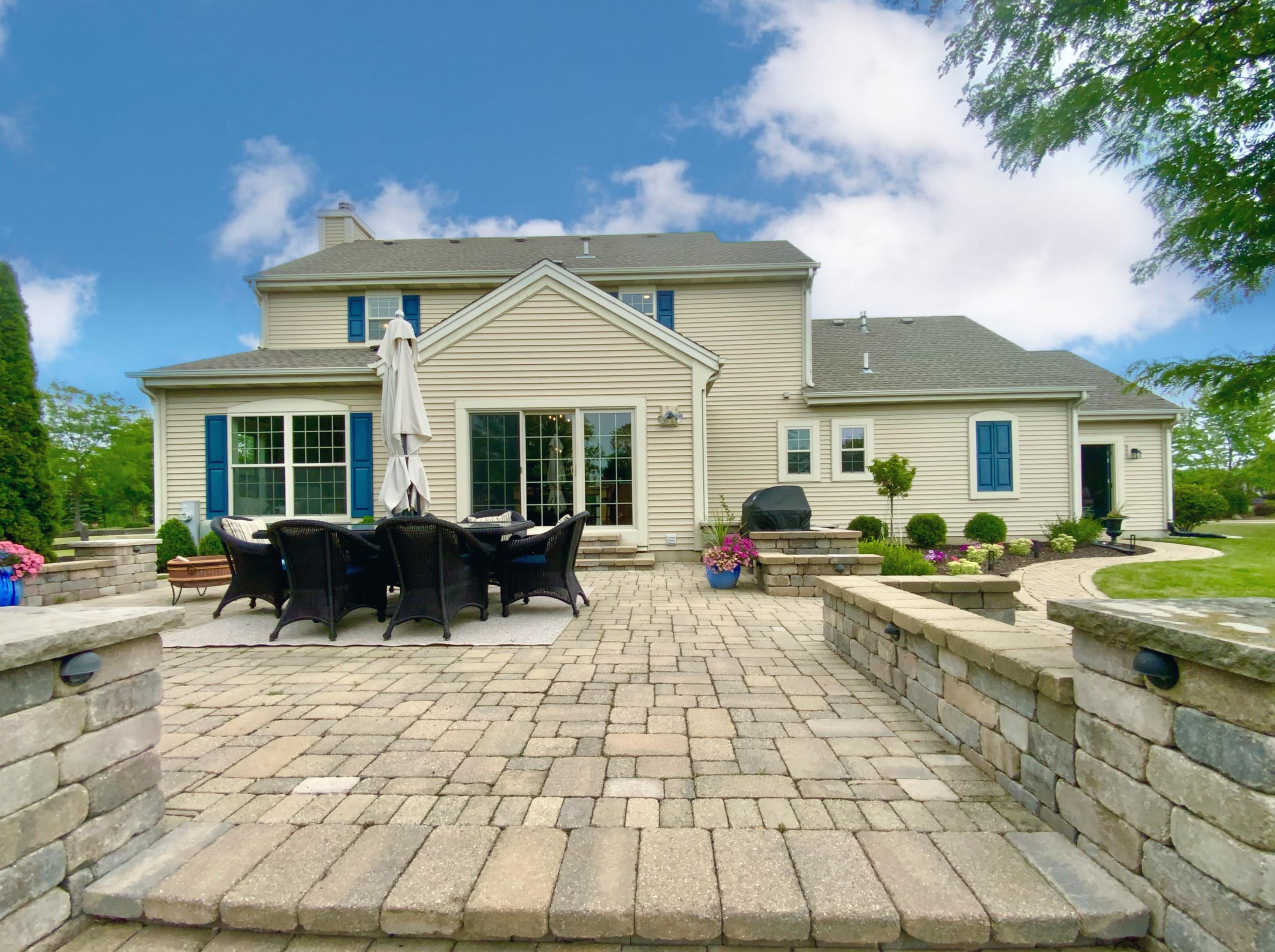 7957 Lakeview Dr, Hales Corners WI  53132-7910 exterior