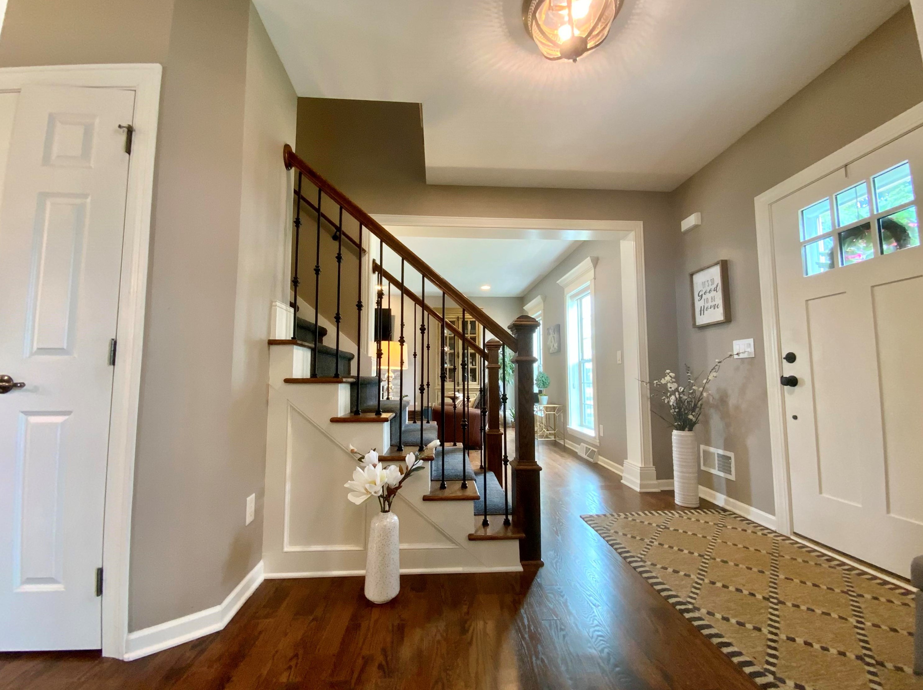 7957 Lakeview Dr, Hales Corners WI  53132-7910 exterior