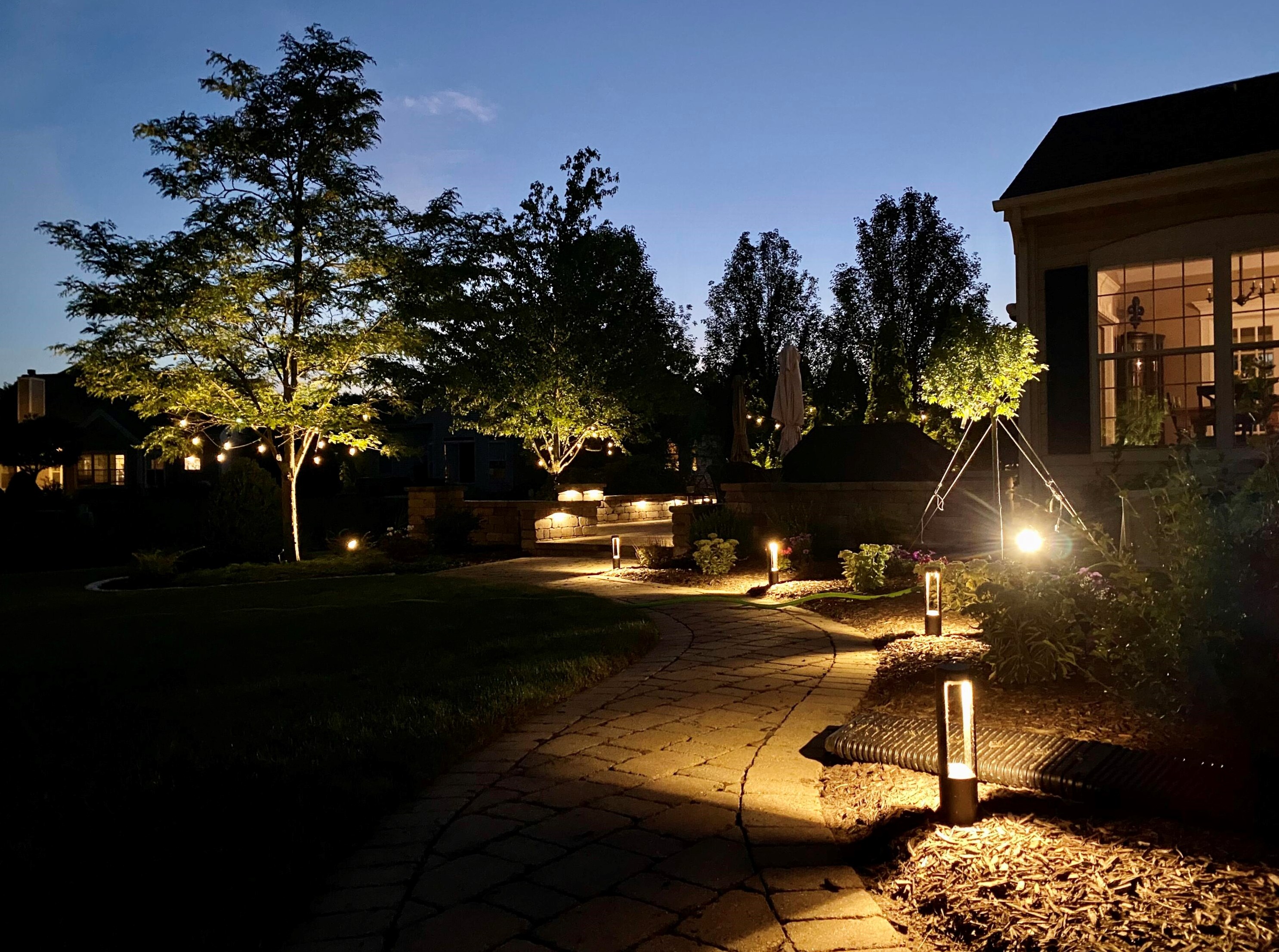 7957 Lakeview Dr, Hales Corners WI  53132-7910 exterior