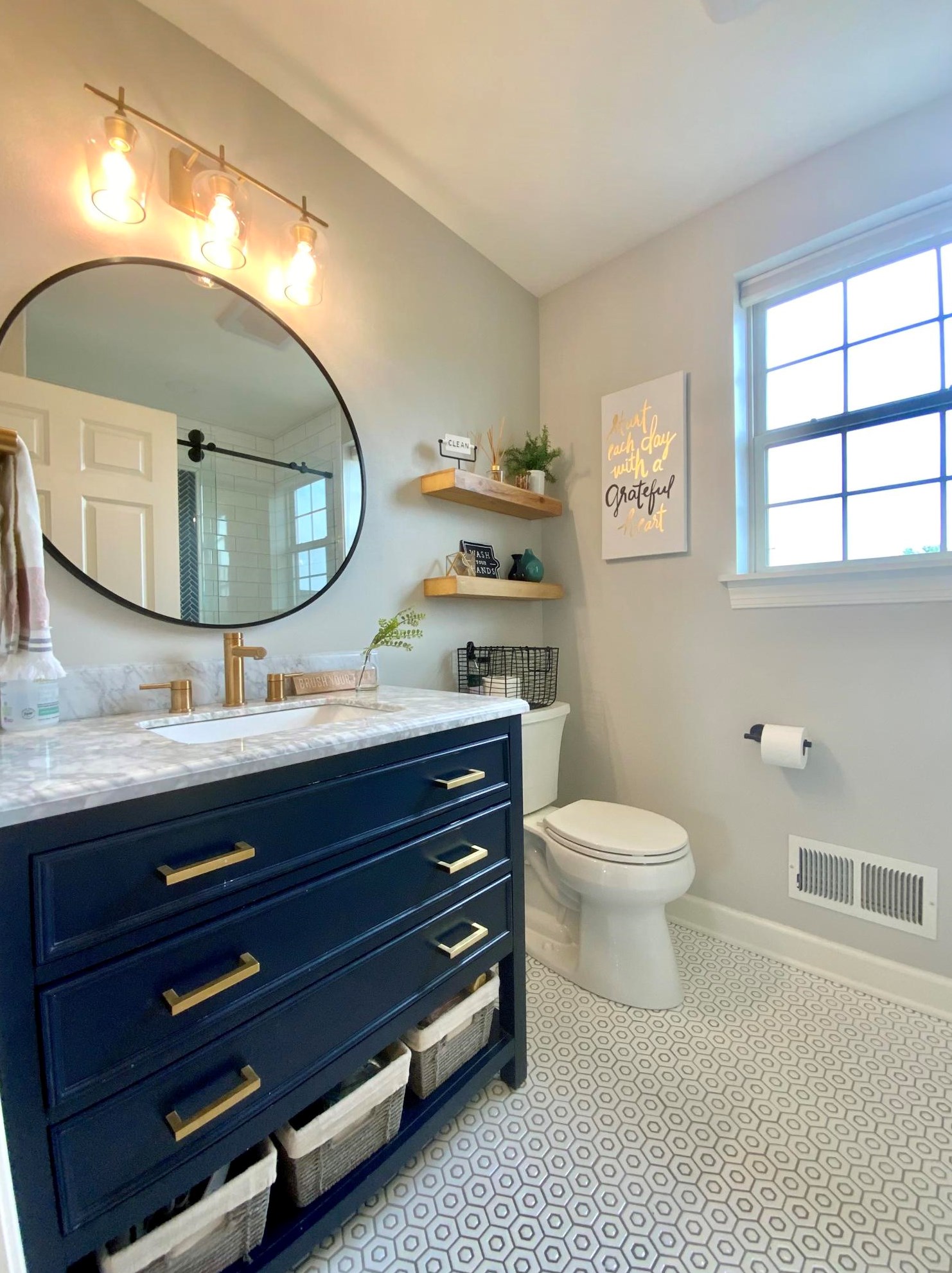 7957 Lakeview Dr, Hales Corners WI  53132-7910 exterior