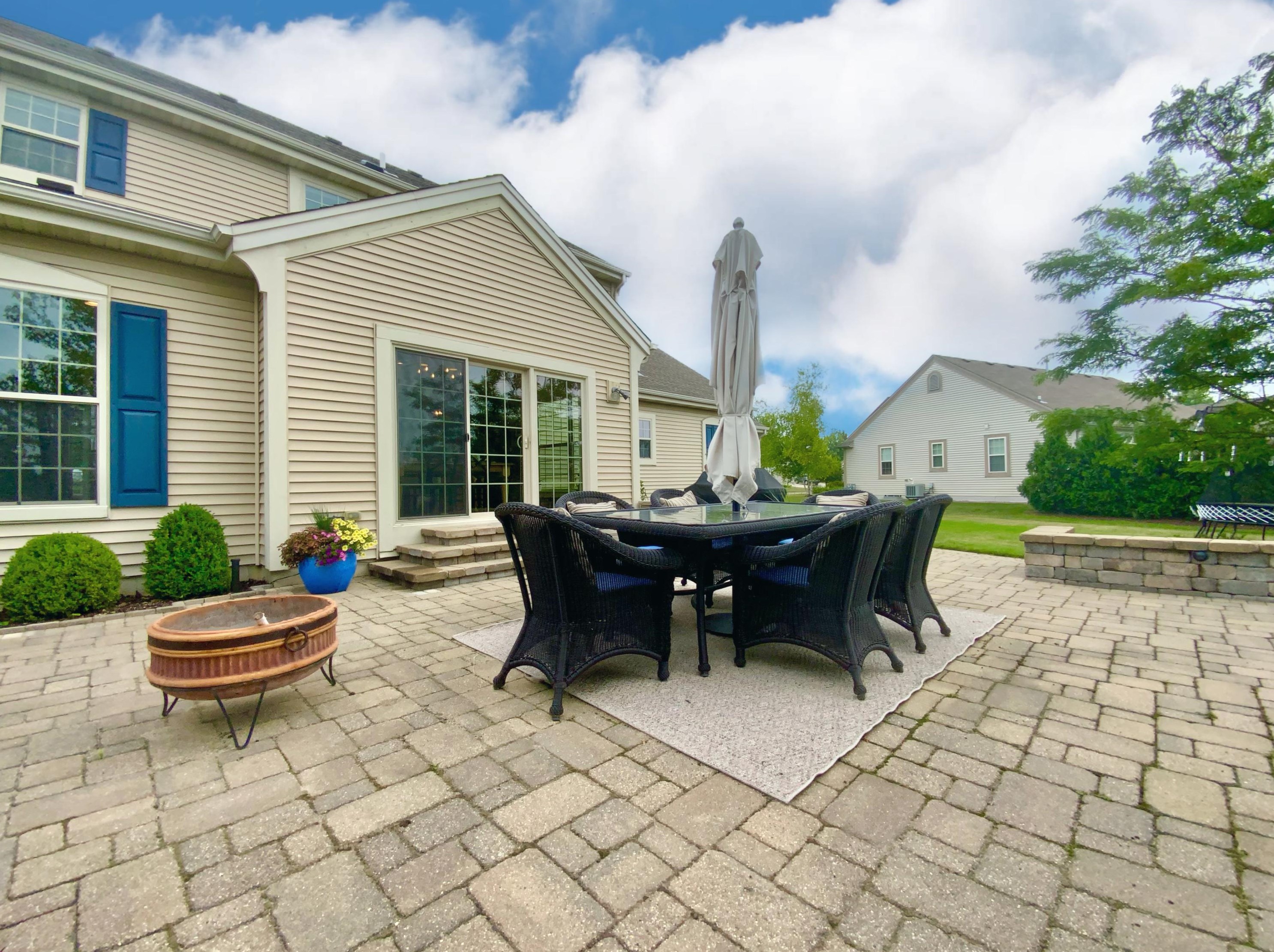 7957 Lakeview Dr, Hales Corners WI  53132-7910 exterior