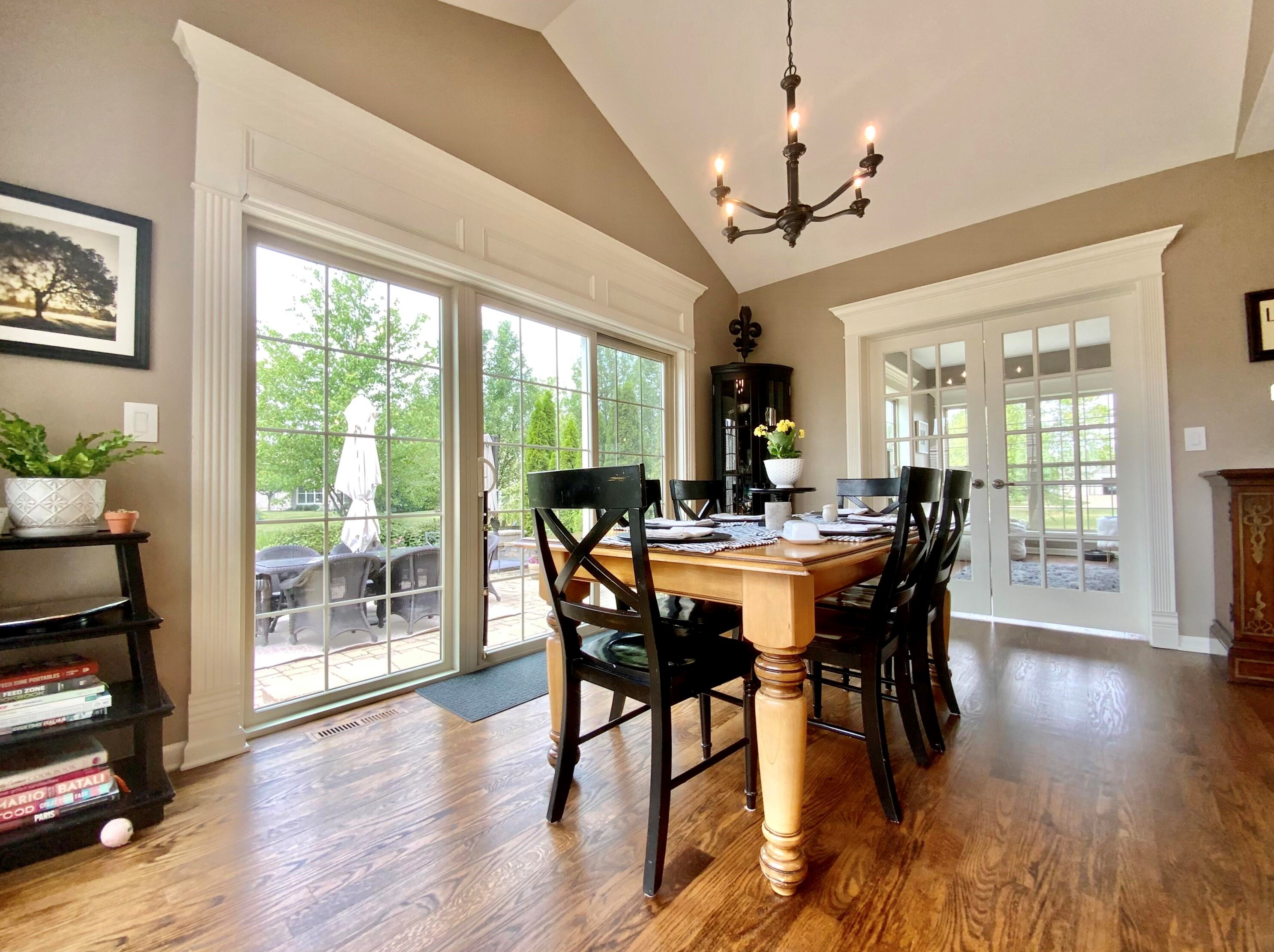 7957 Lakeview Dr, Hales Corners WI  53132-7910 exterior