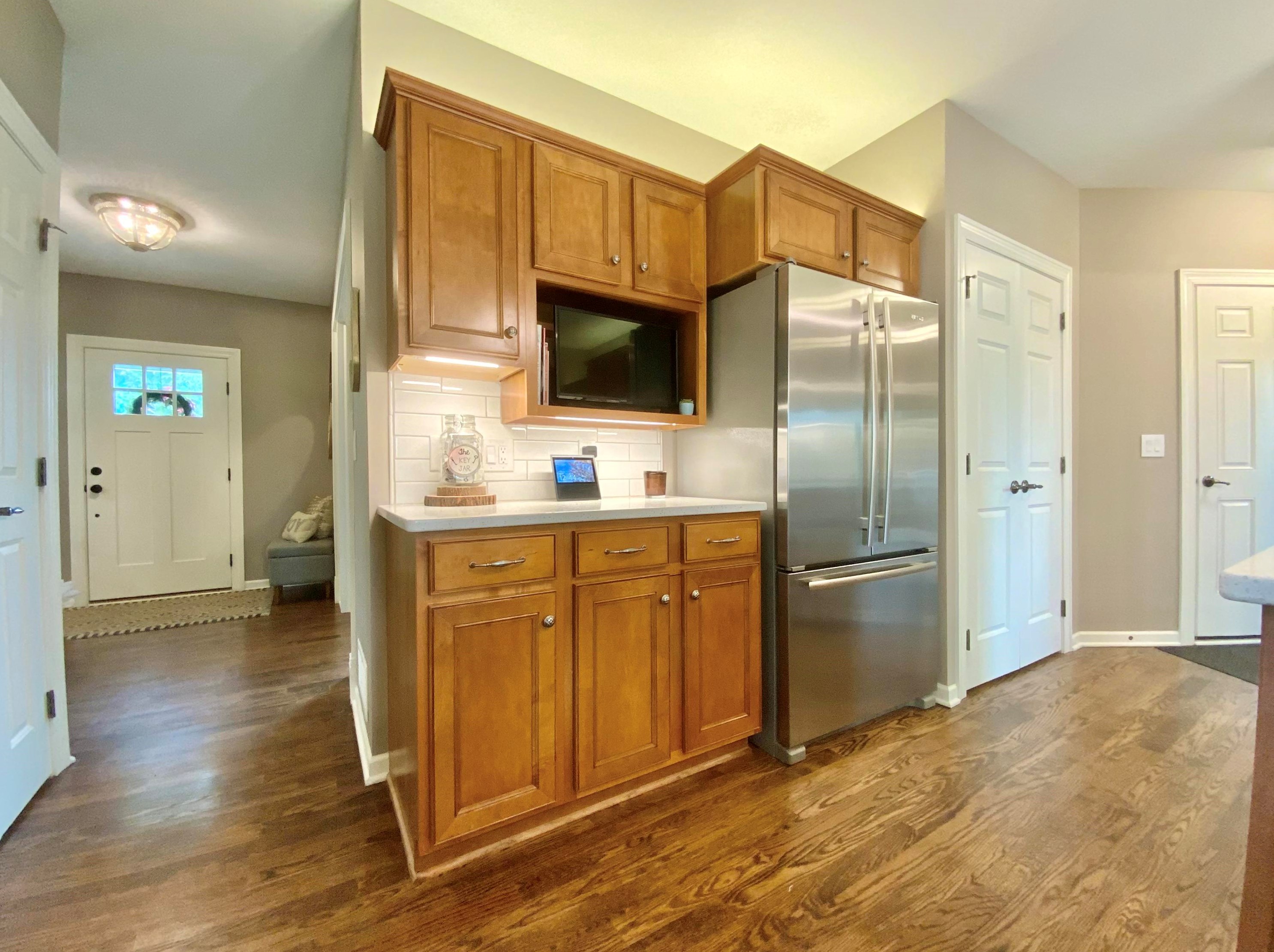 7957 Lakeview Dr, Hales Corners WI  53132-7910 exterior