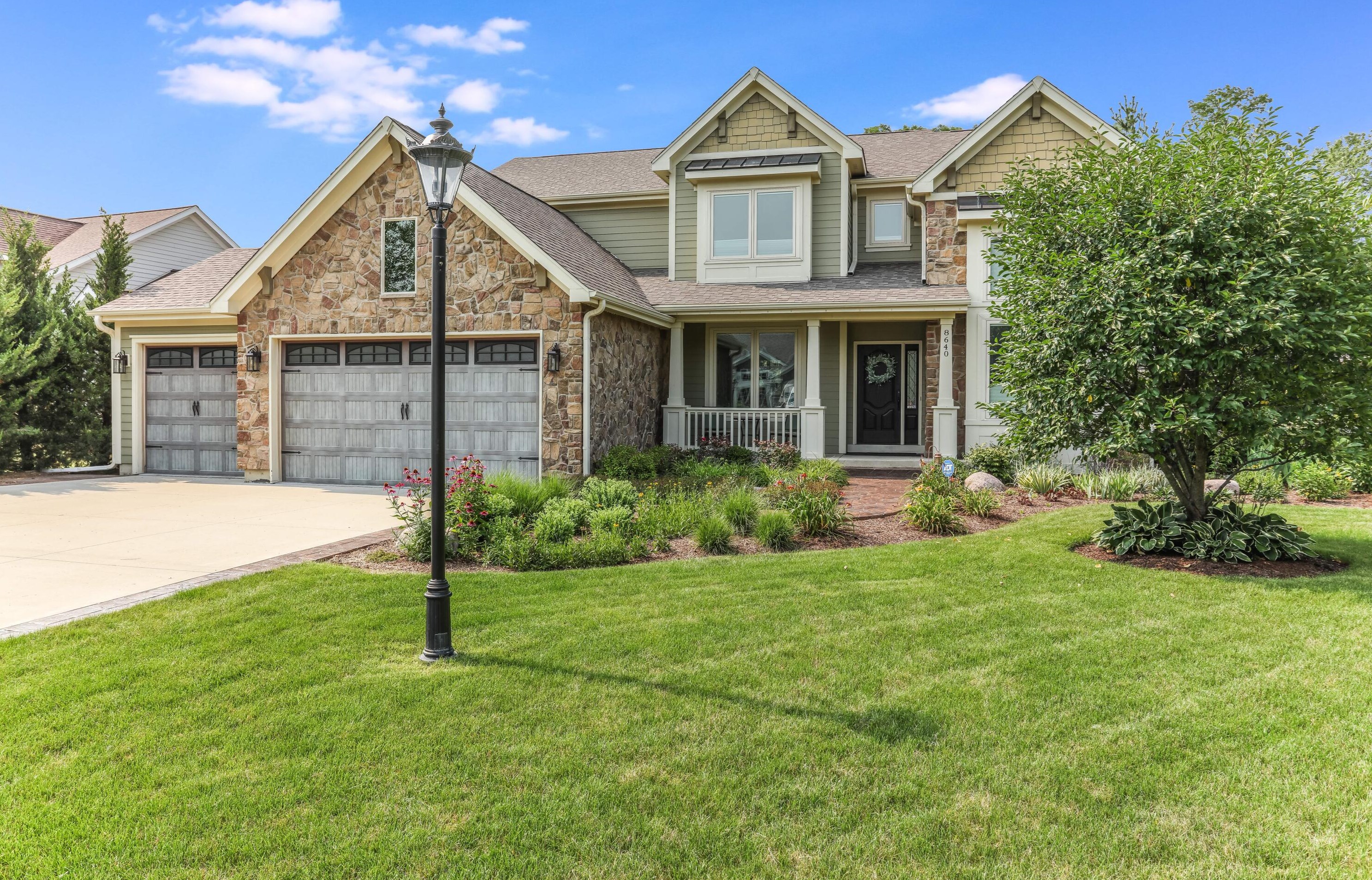 8640 Chaucer Cir, Bristol, WI 53104-9277