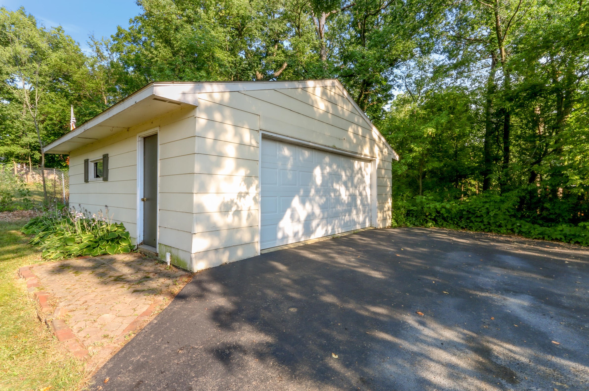 1960 E Lake Shore Dr, Twin Lakes, WI 53181