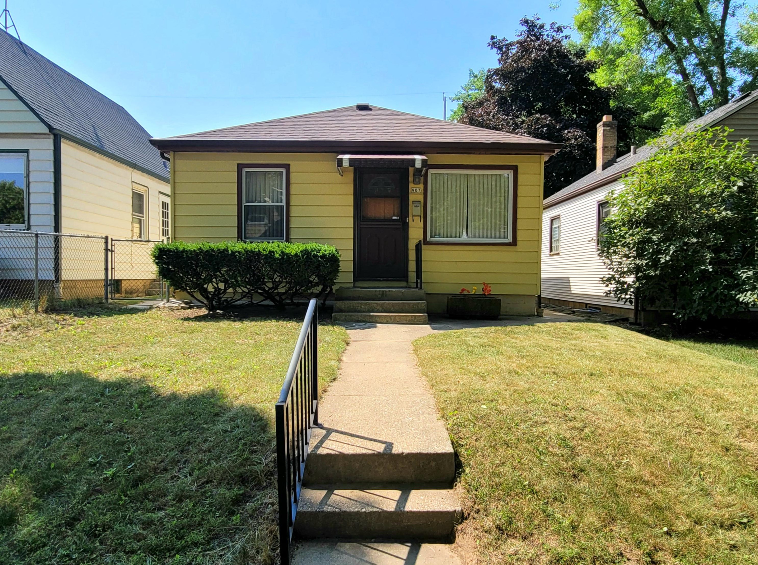 907 E Holt Ave, Milwaukee, WI 53215