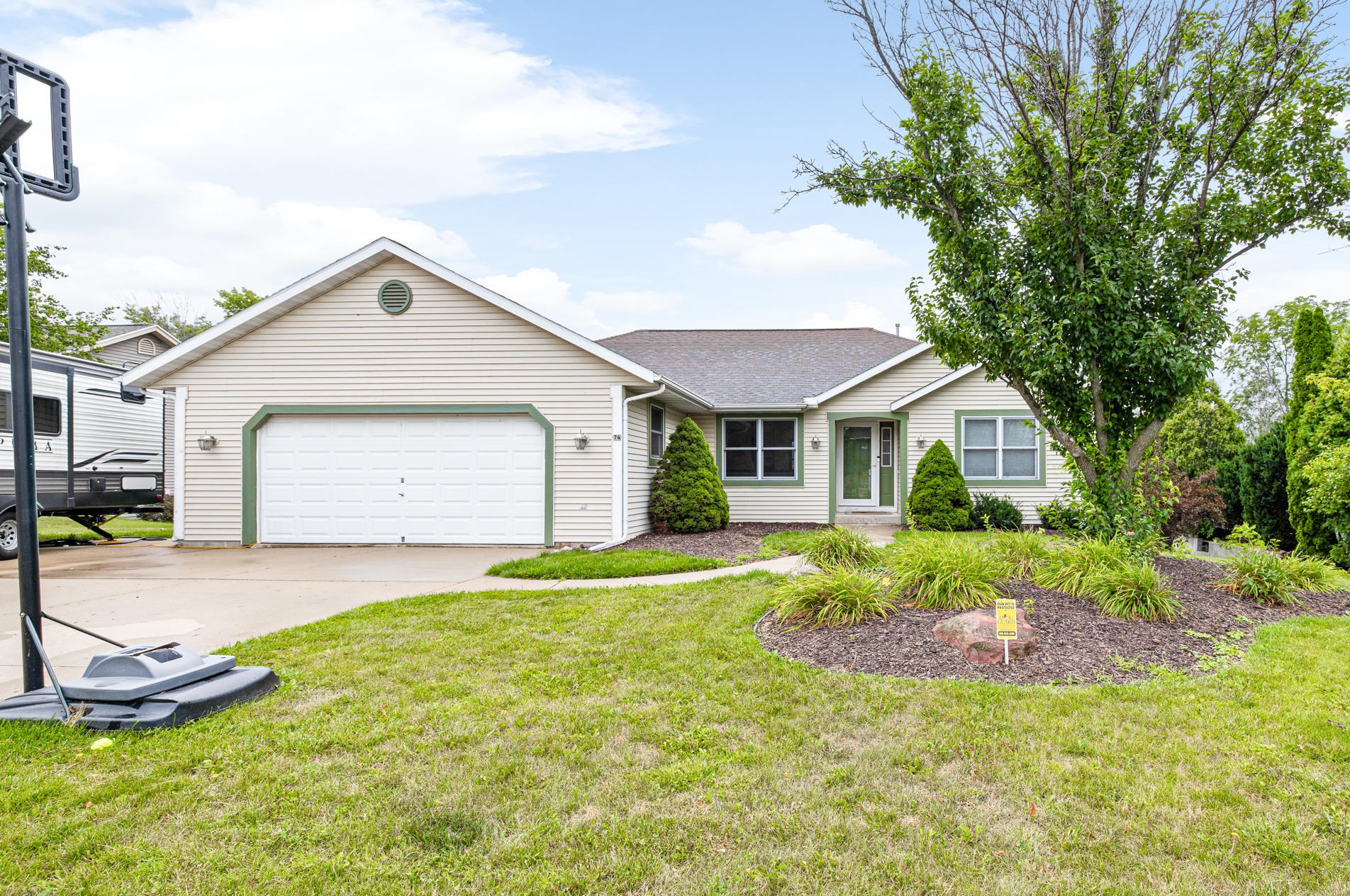 74 Teri Ln, Hartford, WI 53027-8886
