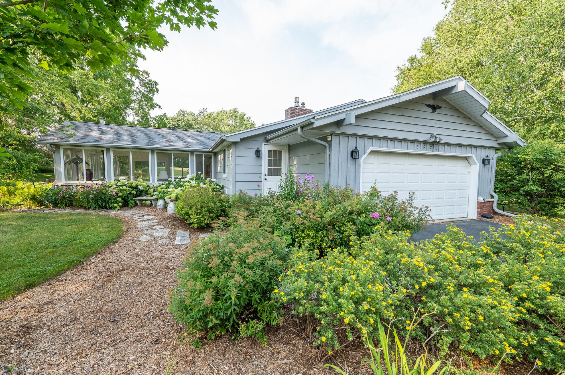 8570 Cullen Ln, Cedarburg, WI 53012-9009