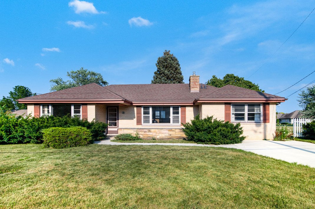 8647 Cooper Rd, Kenosha, WI 53158