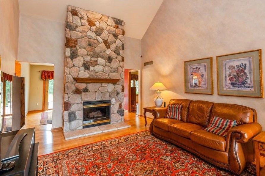 2179 Hillcrest Dr, Delafield, WI 53018-1148