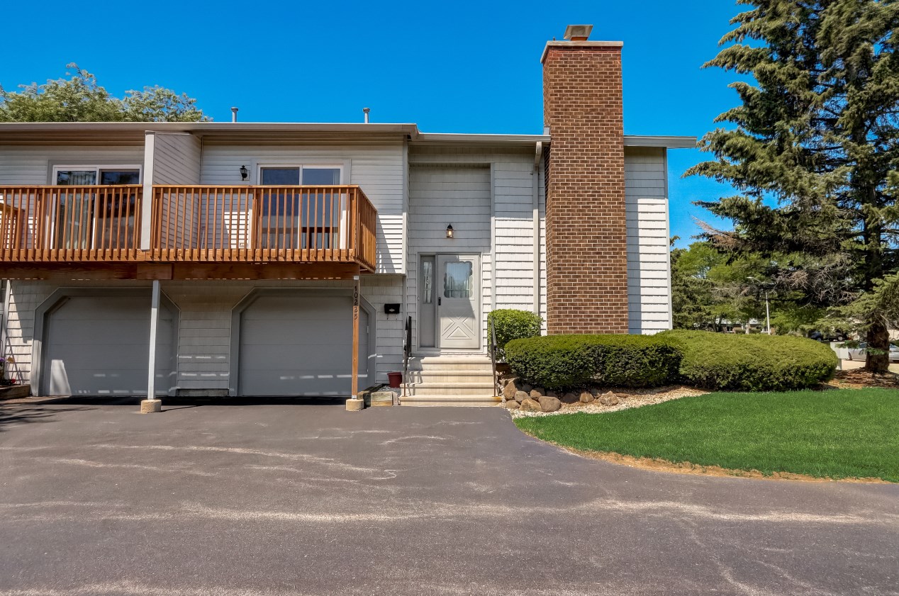 10225 W Parkedge Circle, Hales Corners, WI 53132