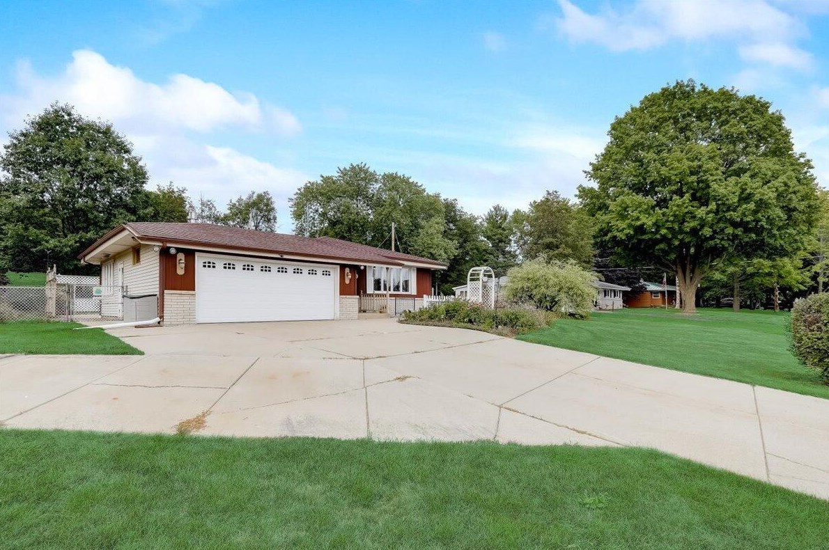 22194 W Valley Rd, Waukesha, WI 53186