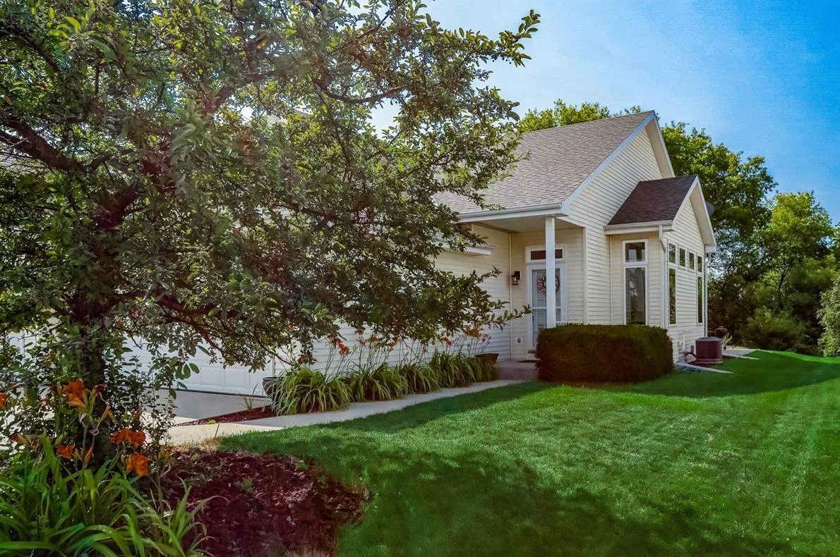 2135 Jonathan Dr, Oak Creek, WI 53154-2634