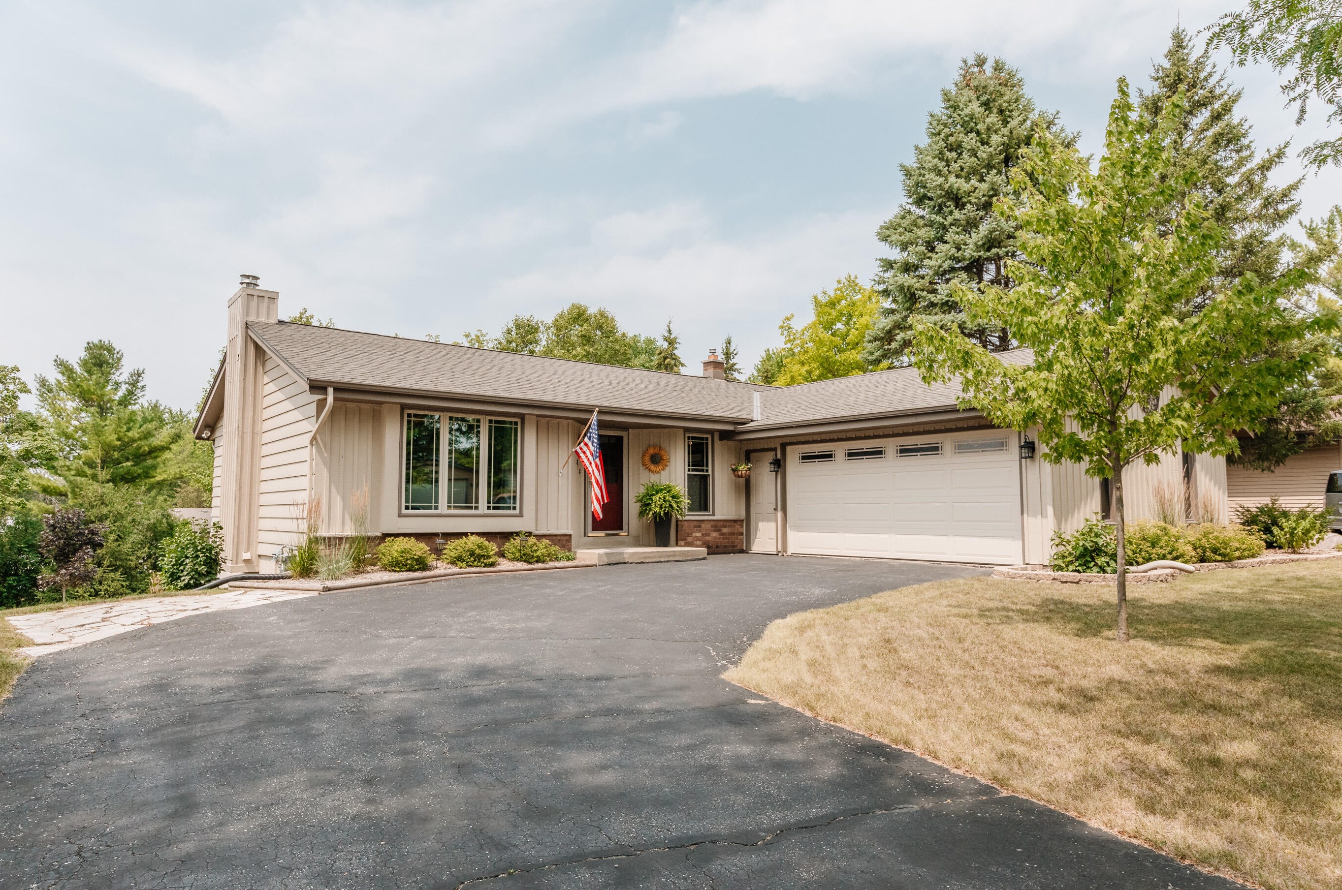 828 Briar Hill Dr, Waukesha, WI 53188