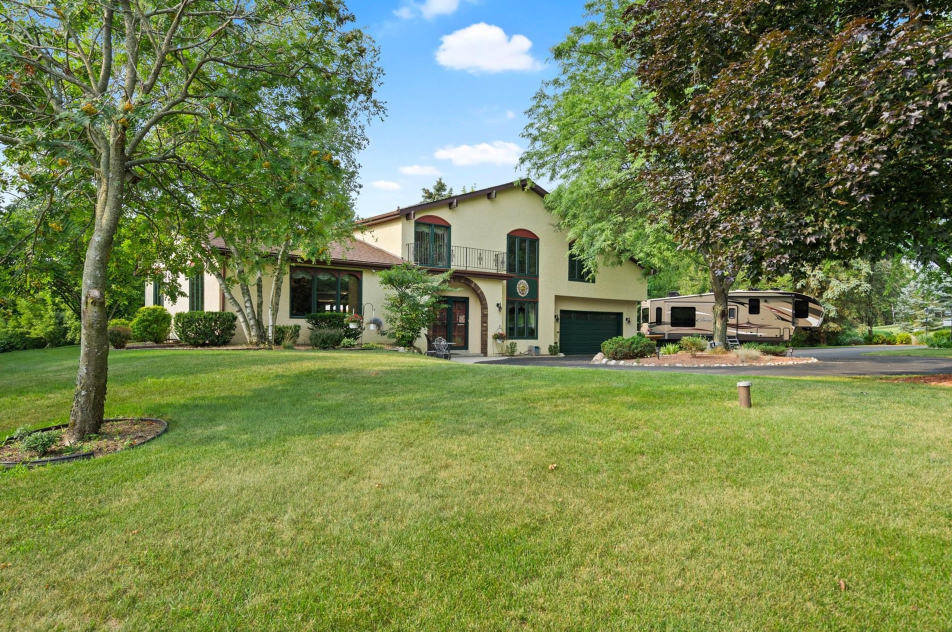 6001 Leprechaun Ln, Hartford, WI 53027-9038