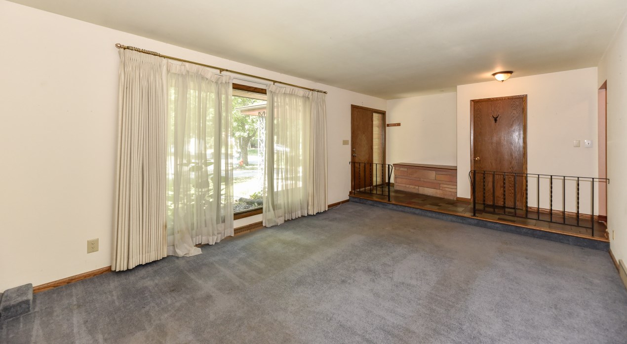 1718 Holly Ln, Grafton, WI 53024-1617