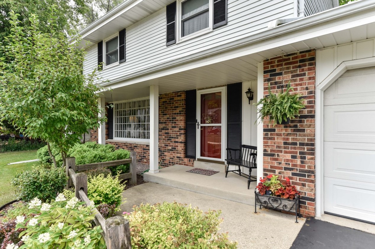7862 Chapel Hill Ct, Hales Corners, WI 53132-2209