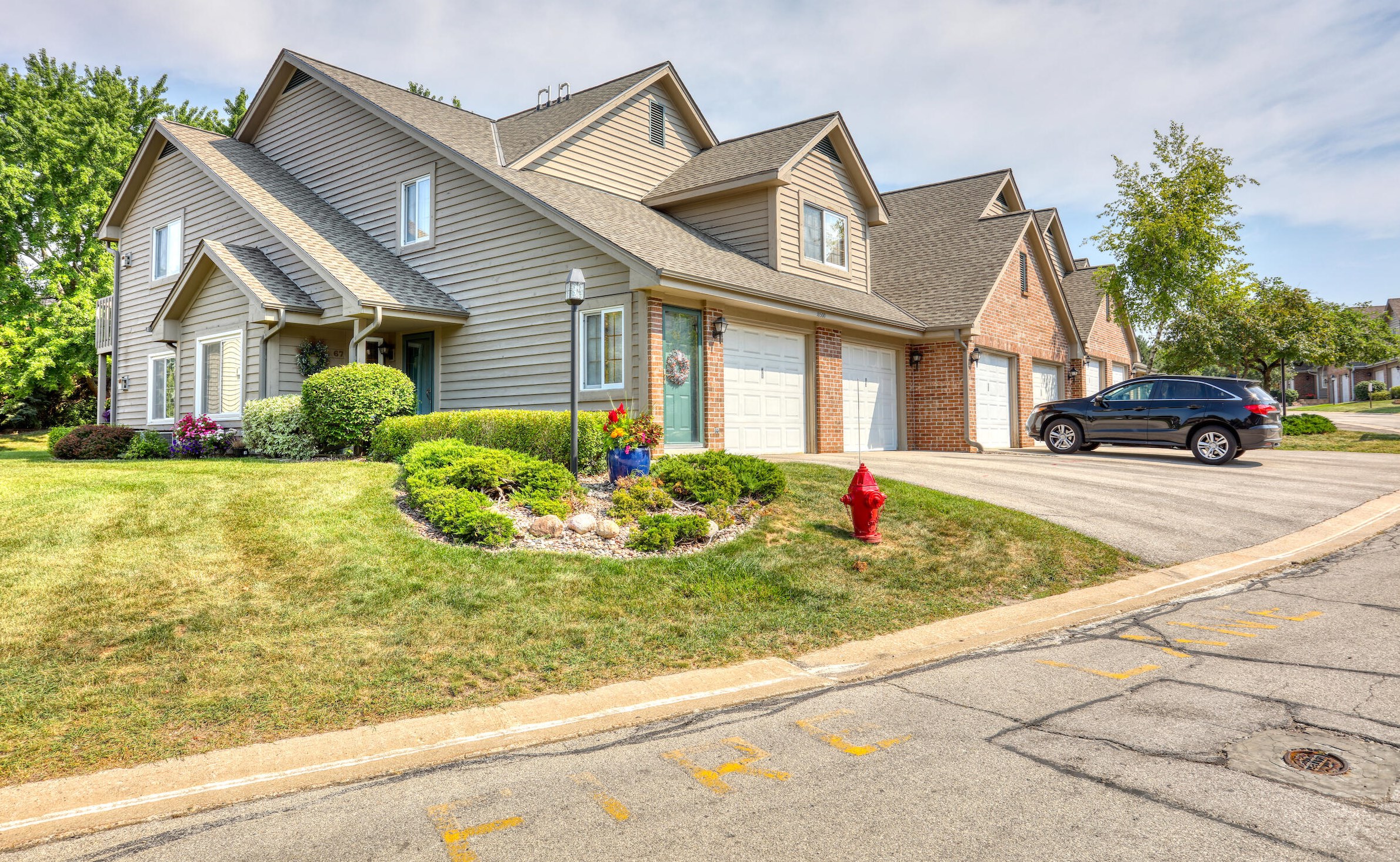 18500 Brookfield Lake Dr, Brookfield WI  53045-6176 exterior