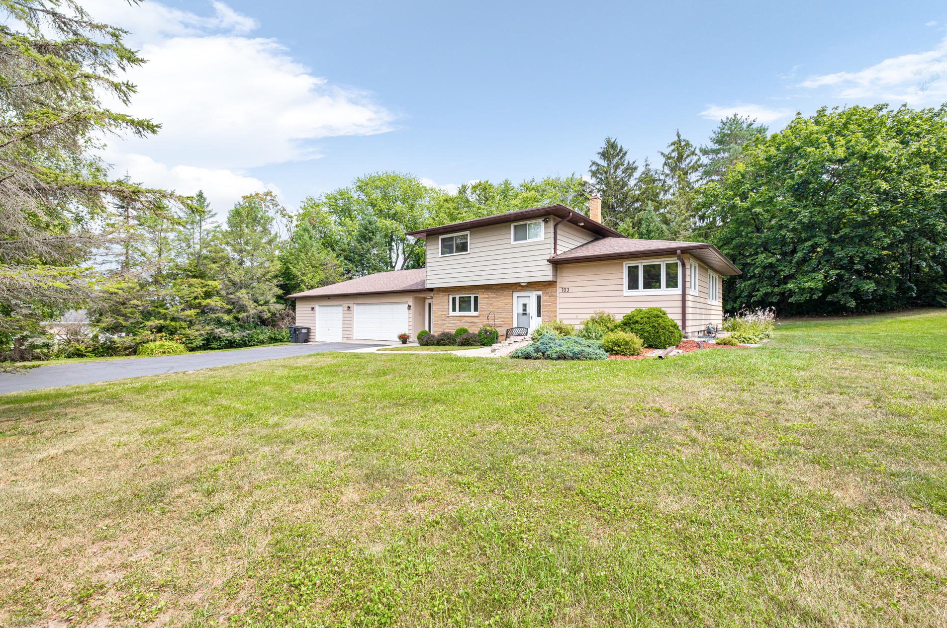 103 S Oakridge Dr, North Prairie, WI 53153