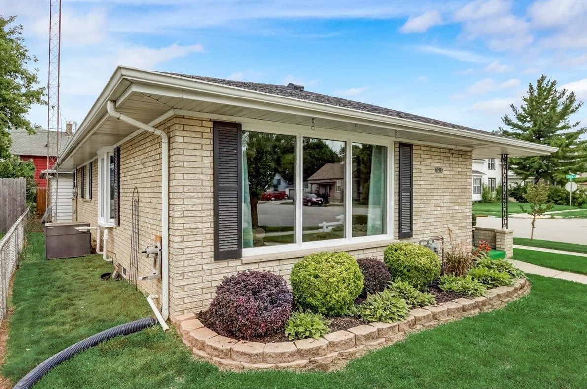 3218 Caledonia St, Racine, WI 53402-3906