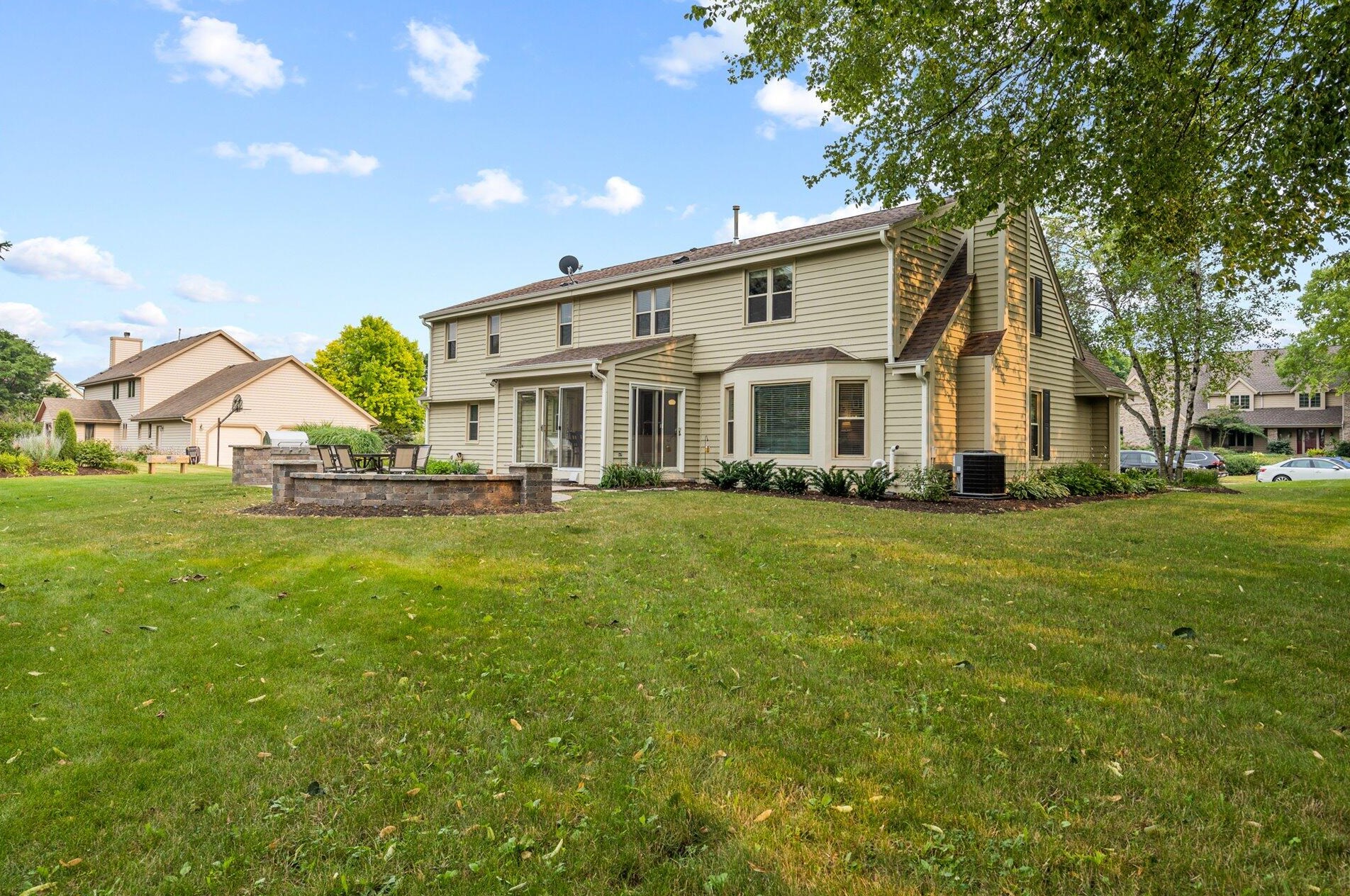 18390 High Meadow Dr, Brookfield, WI 53045-3877