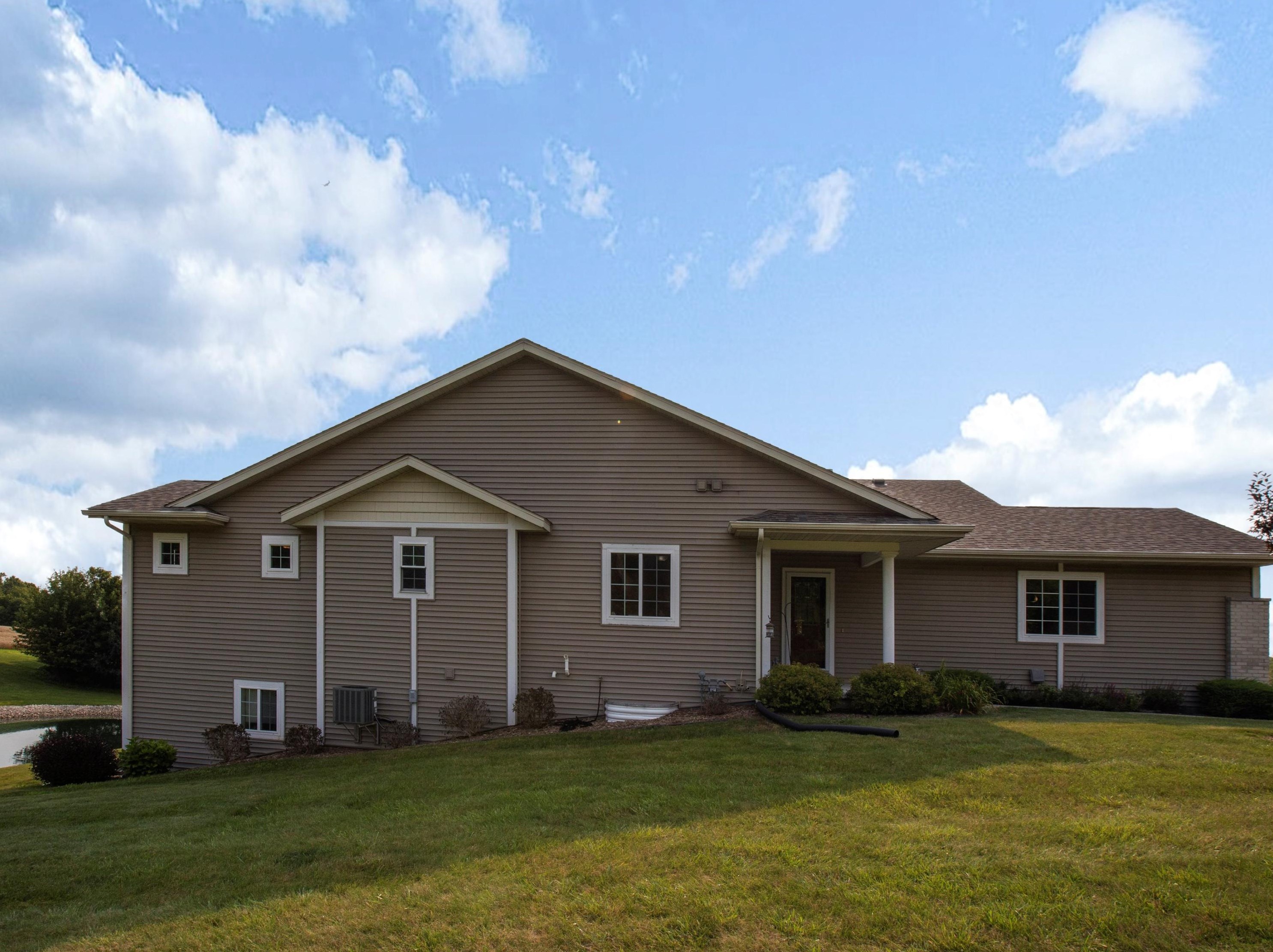 1952 Ravenswood Ln, Manitowoc, WI 54220
