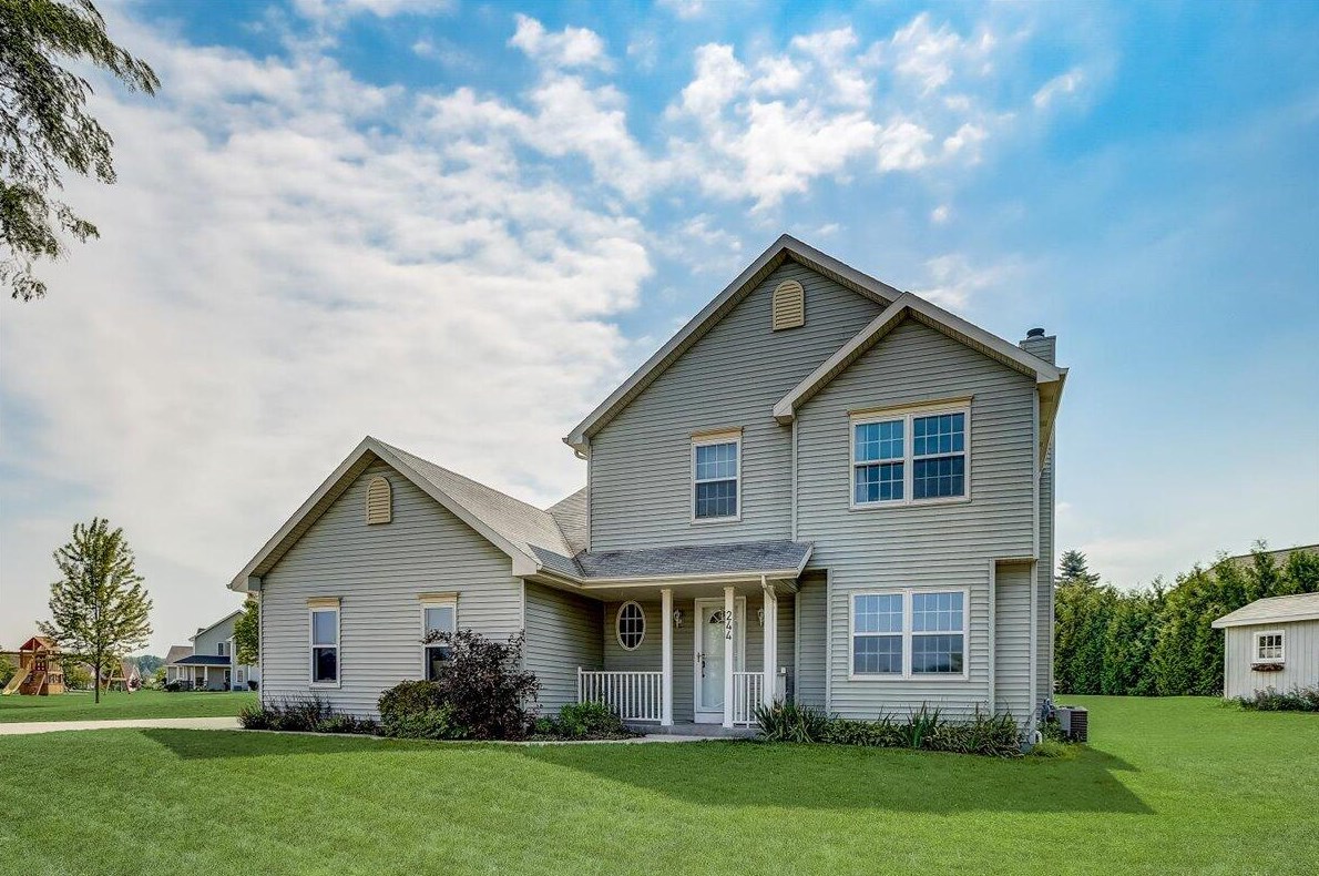 244 La Roche Ln, Belgium, WI 53004