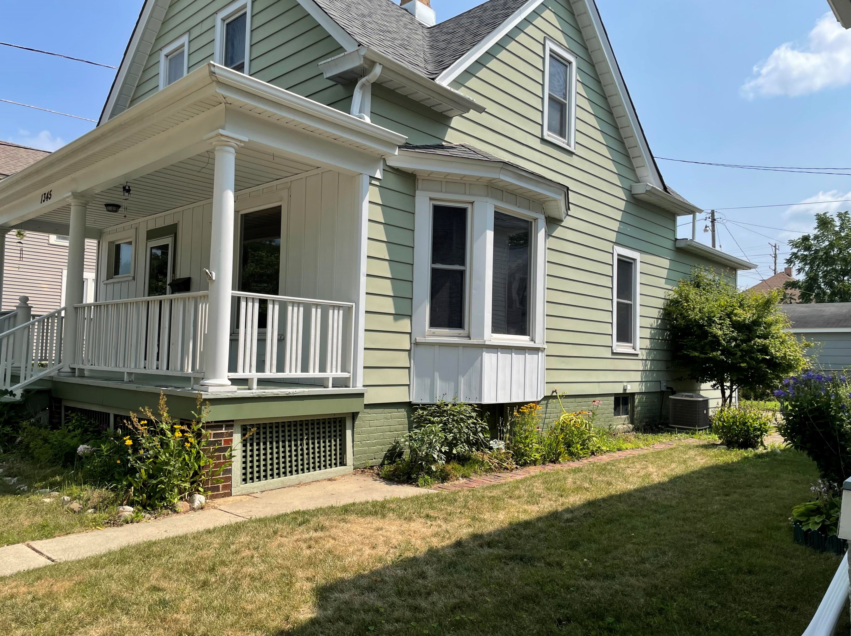 1345 Grove Ave, Racine, WI 53405-3044