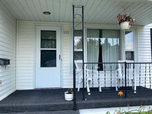 325 E Oak St, Juneau, WI 53039