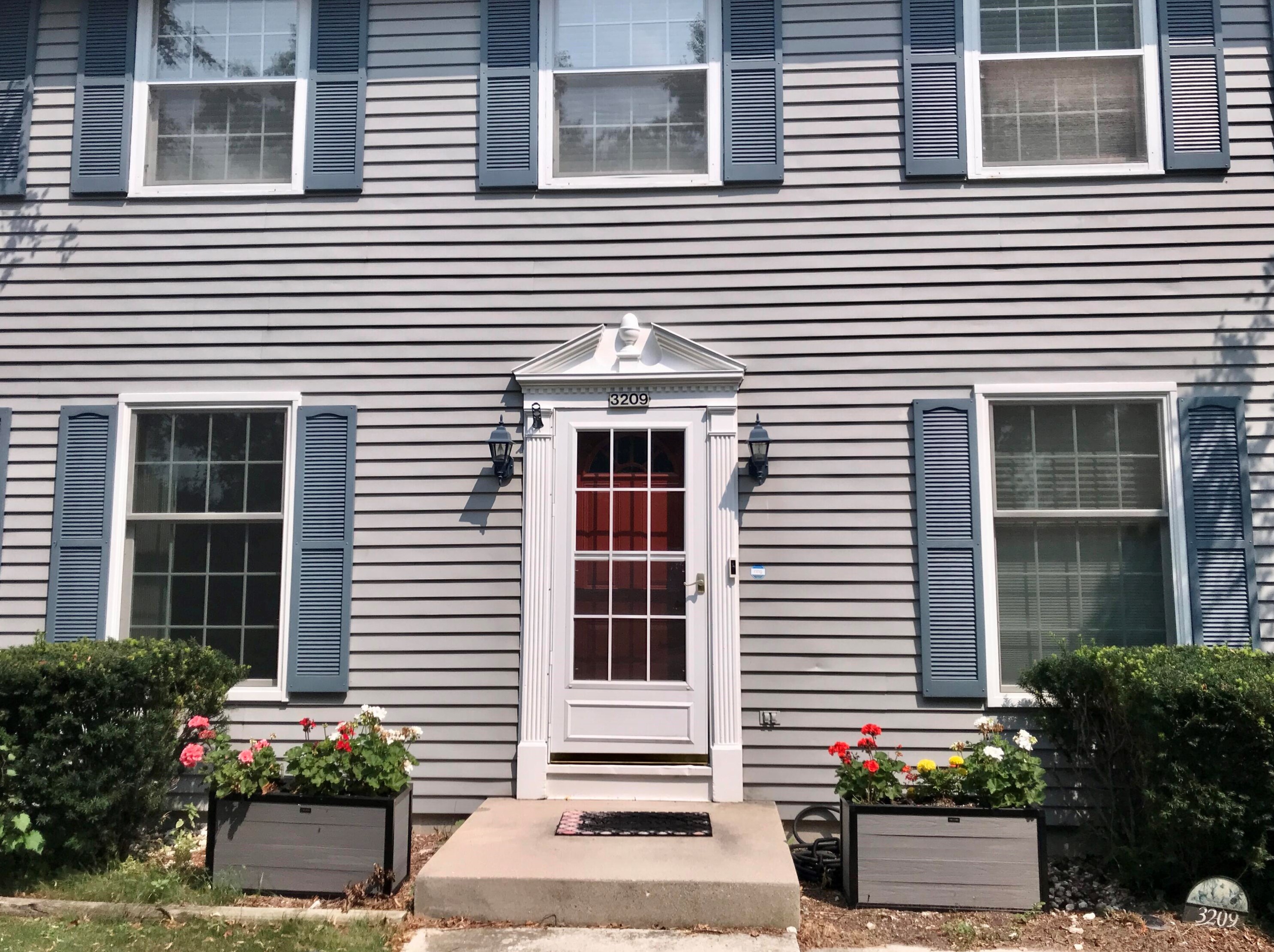 3209 8th St, Sheboygan, WI 53083-4126