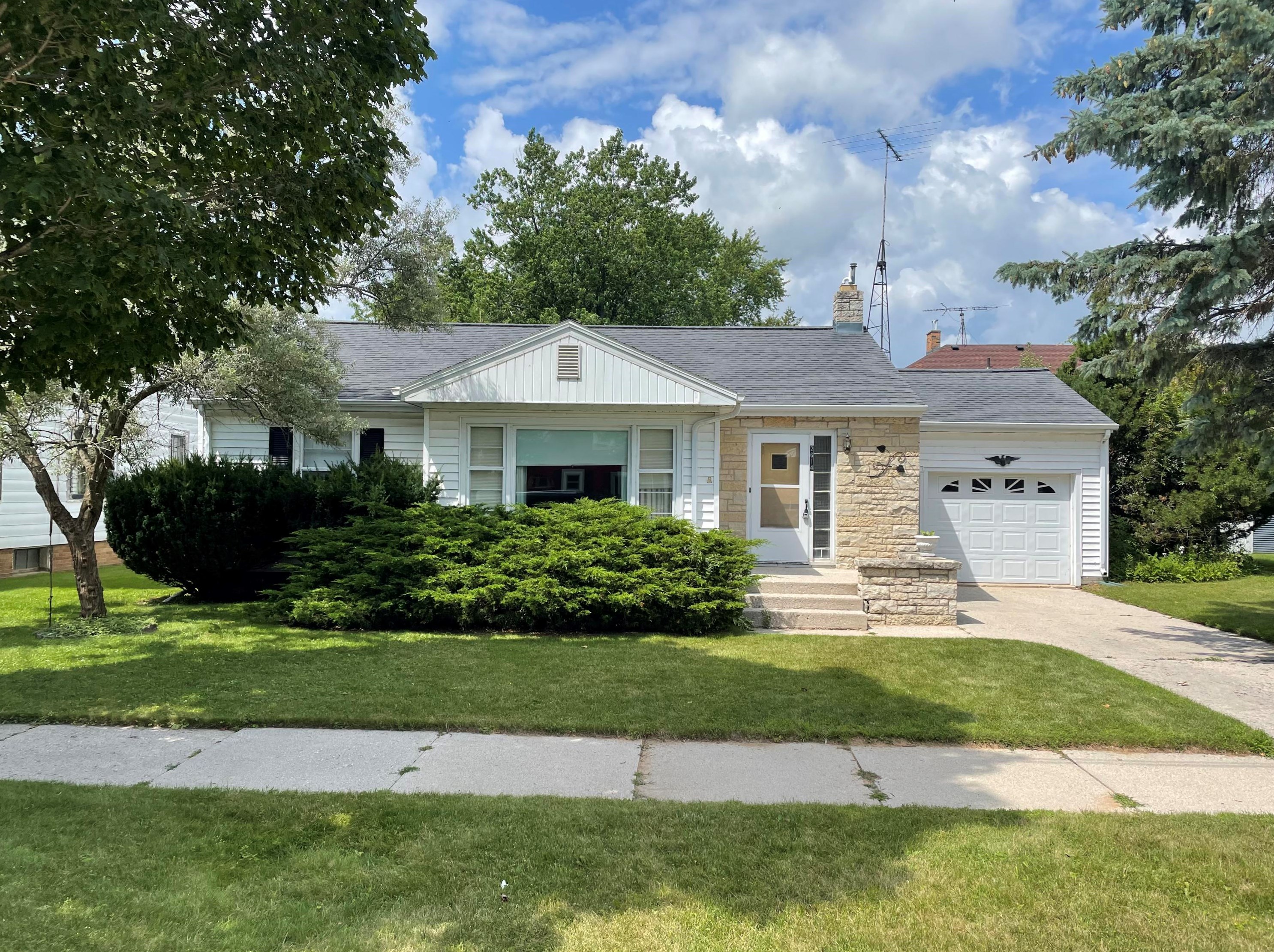 2614 Monroe St, Two Rivers, WI 54241