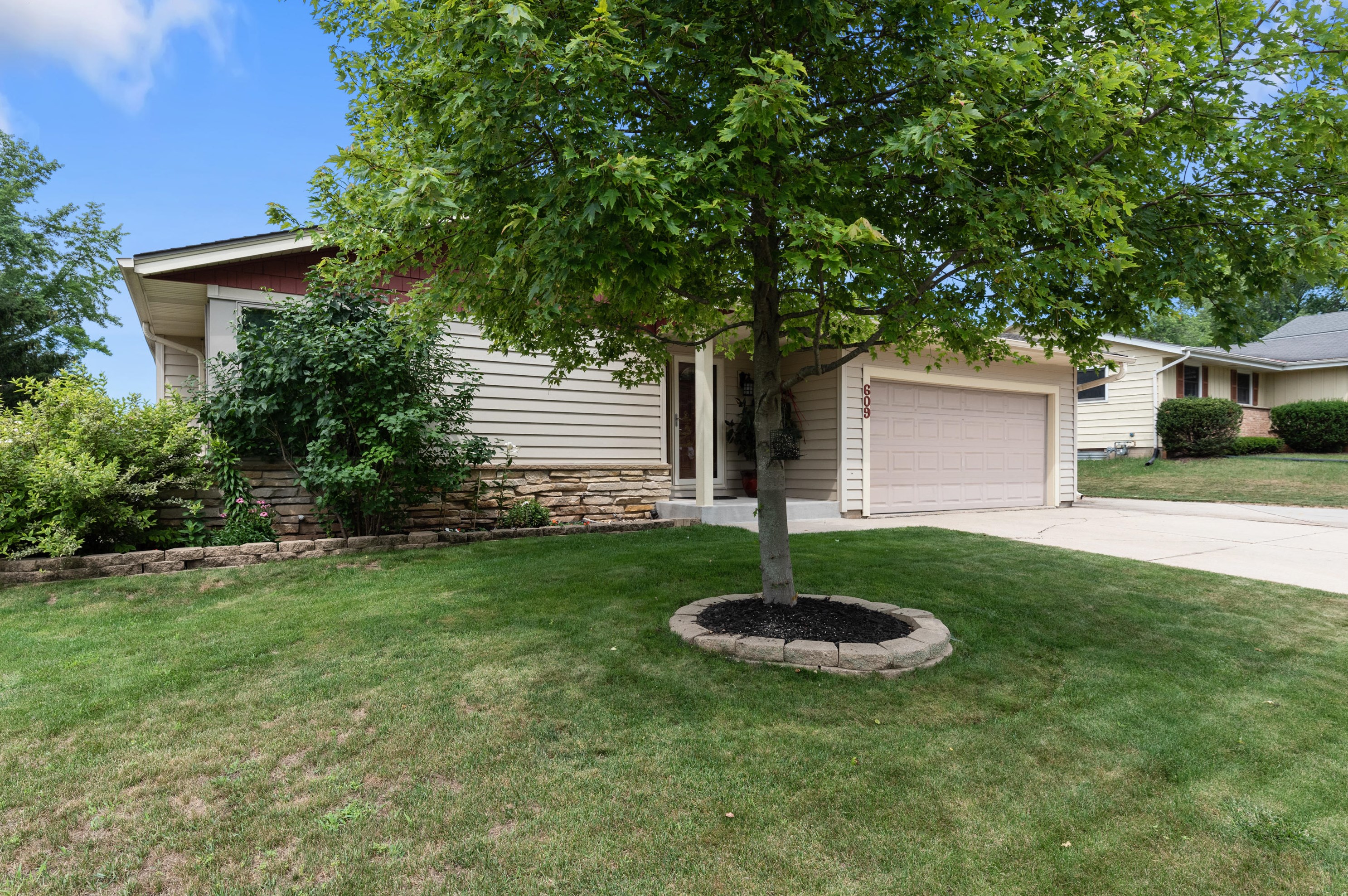 609 Summit Dr, Port Washington, WI 53074-2343