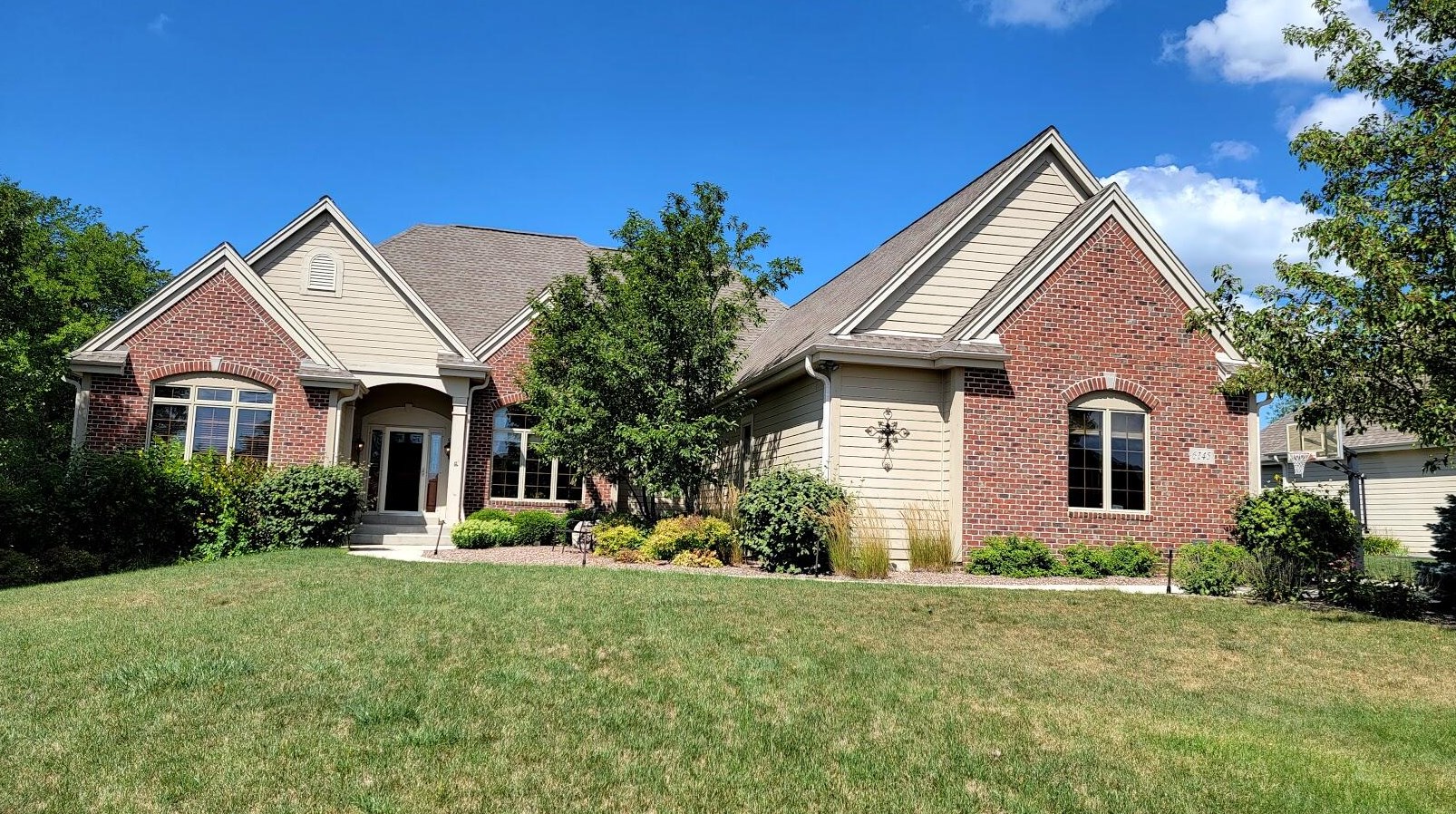 6145 S Conservancy Dr, Waukesha, WI 53151