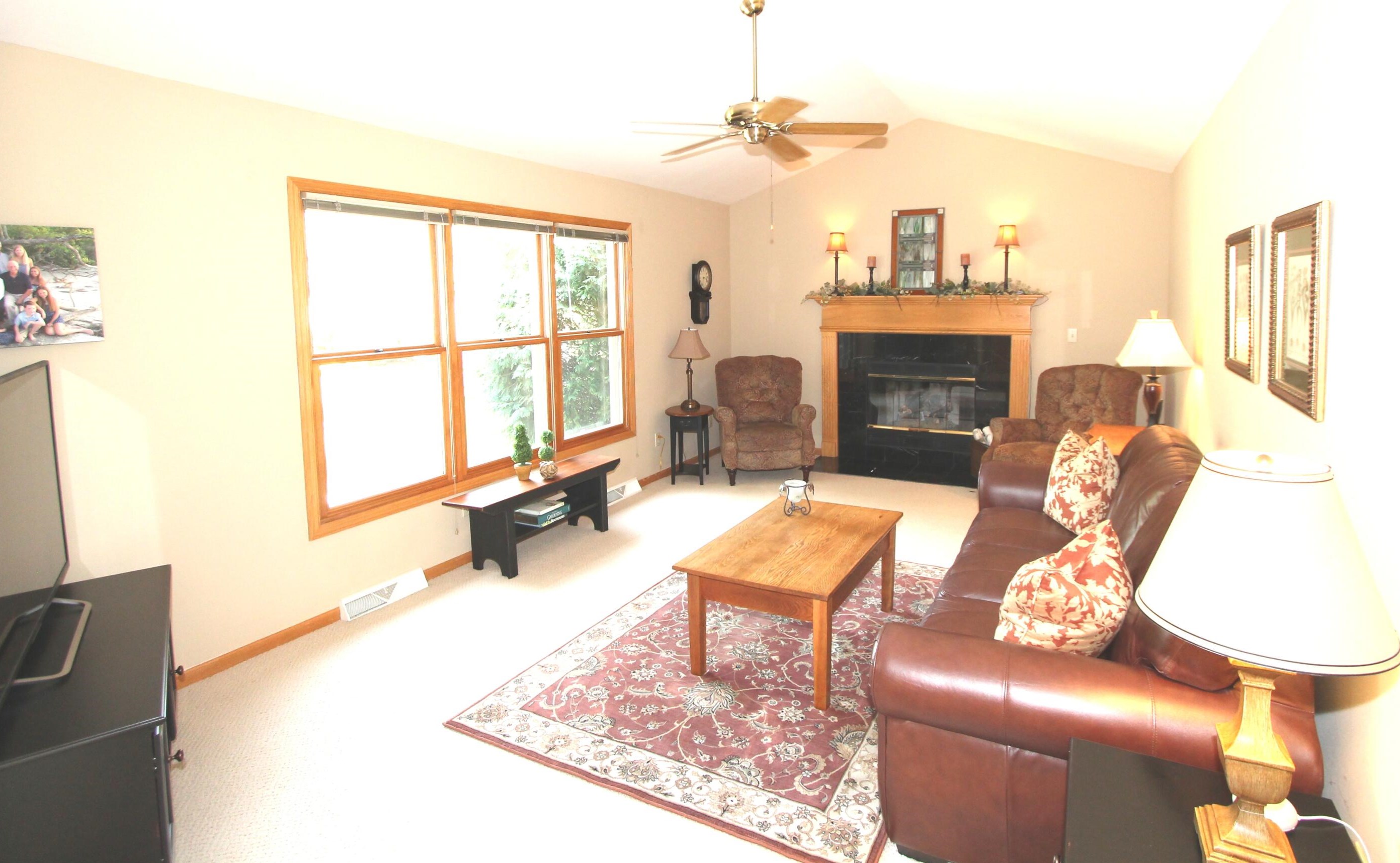 7135 Joy Marie Ln, Waterford, WI 53185-1868