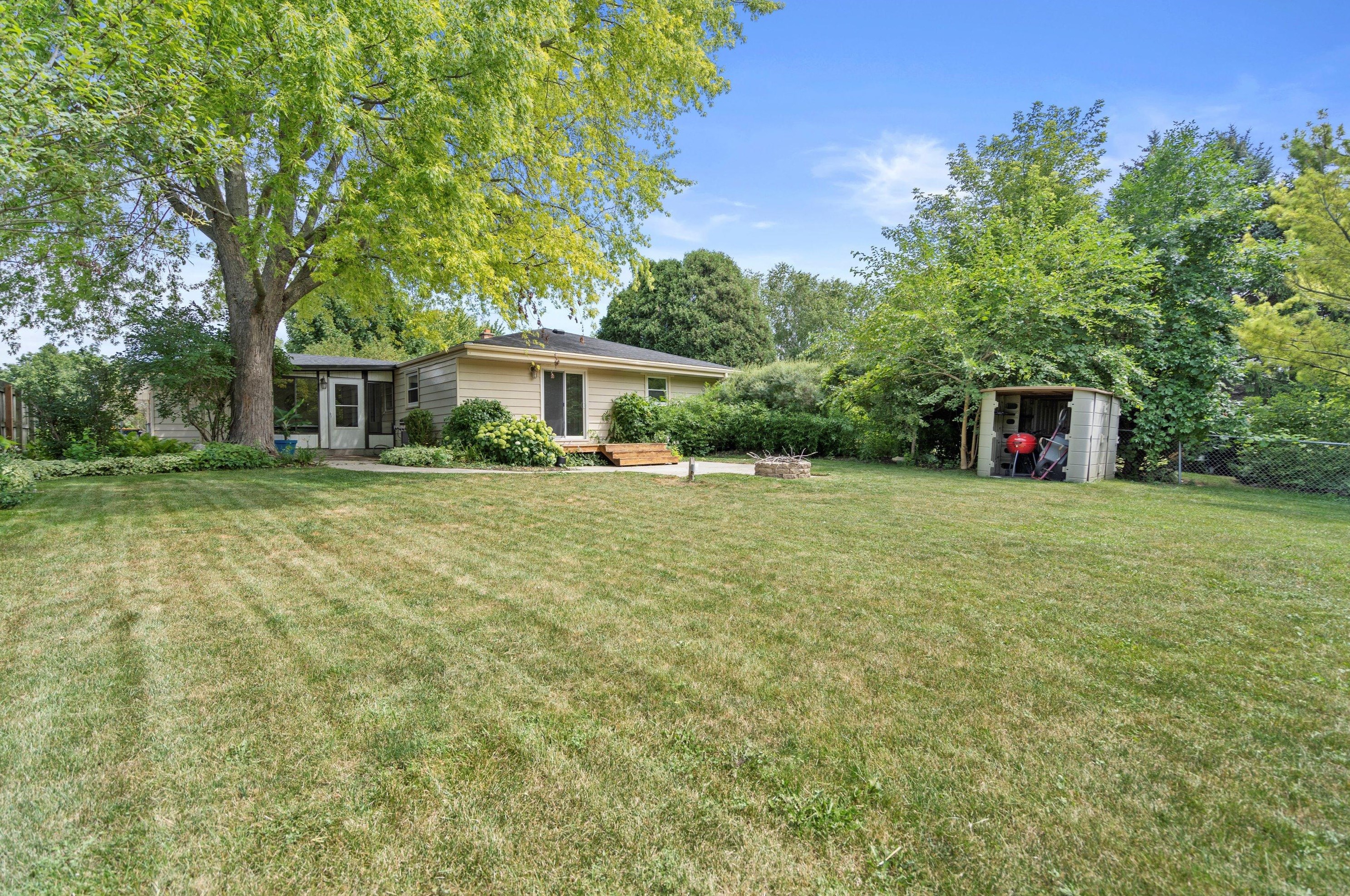 2313 Montana Ave, Oak Creek WI  53154-2437 exterior