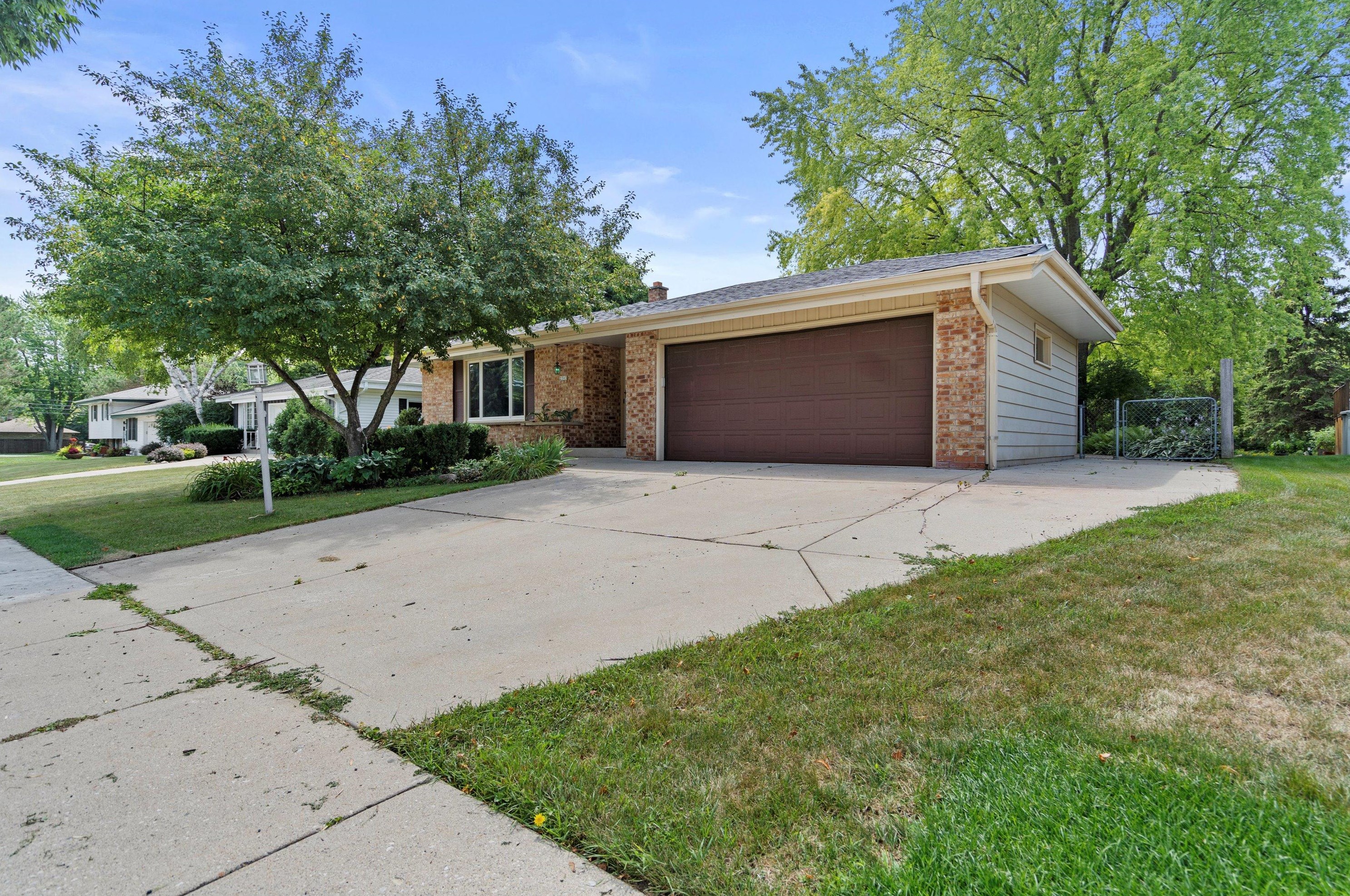 2313 Montana Ave, Oak Creek WI  53154-2437 exterior