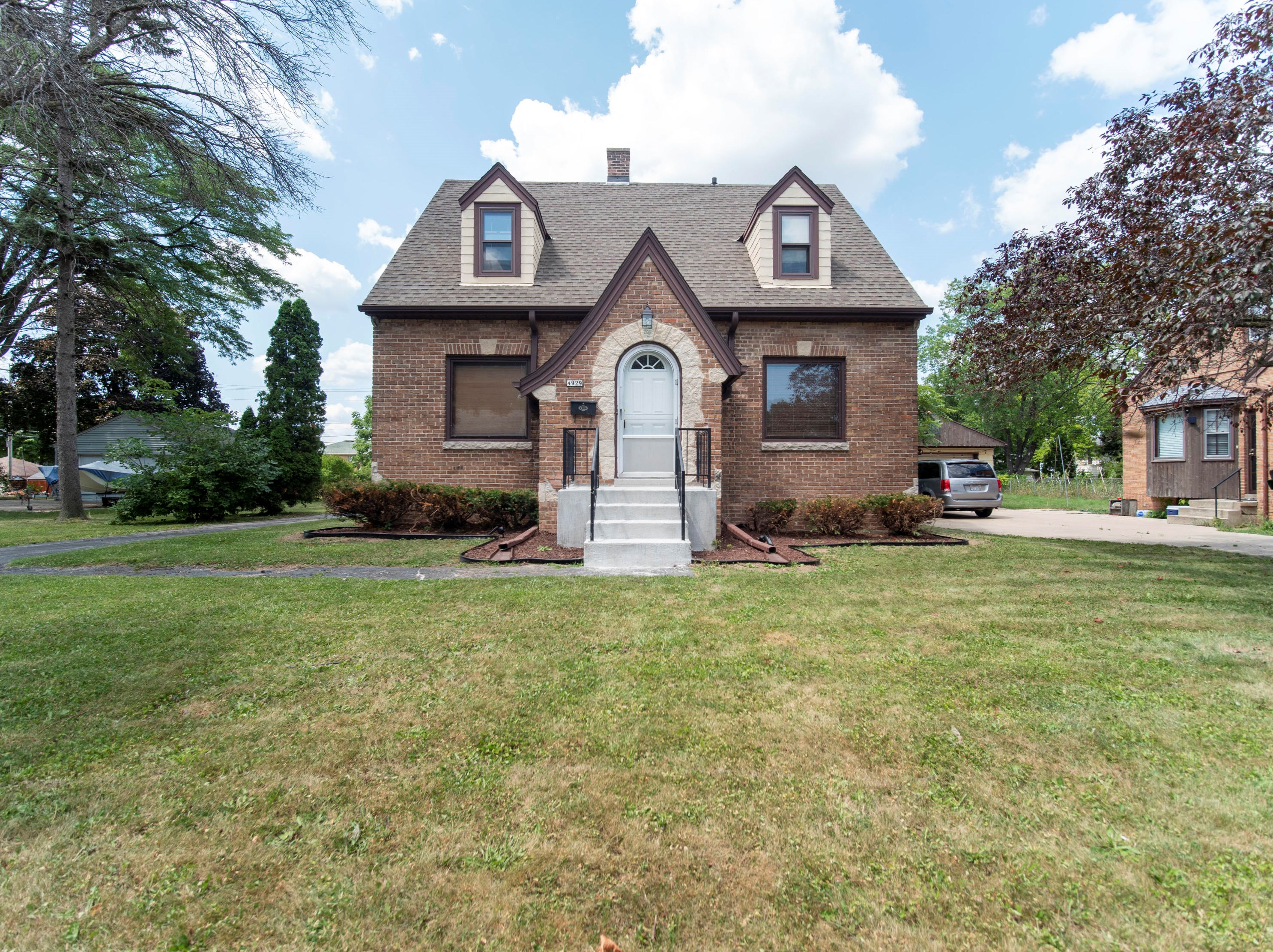 4929 90th St, Milwaukee, WI 53225-4122