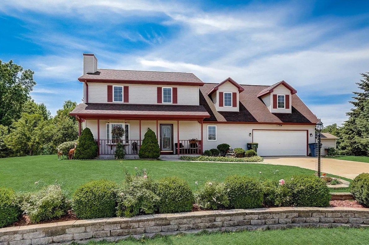 10241 S Hampton Ct, Oak Creek, WI 53154