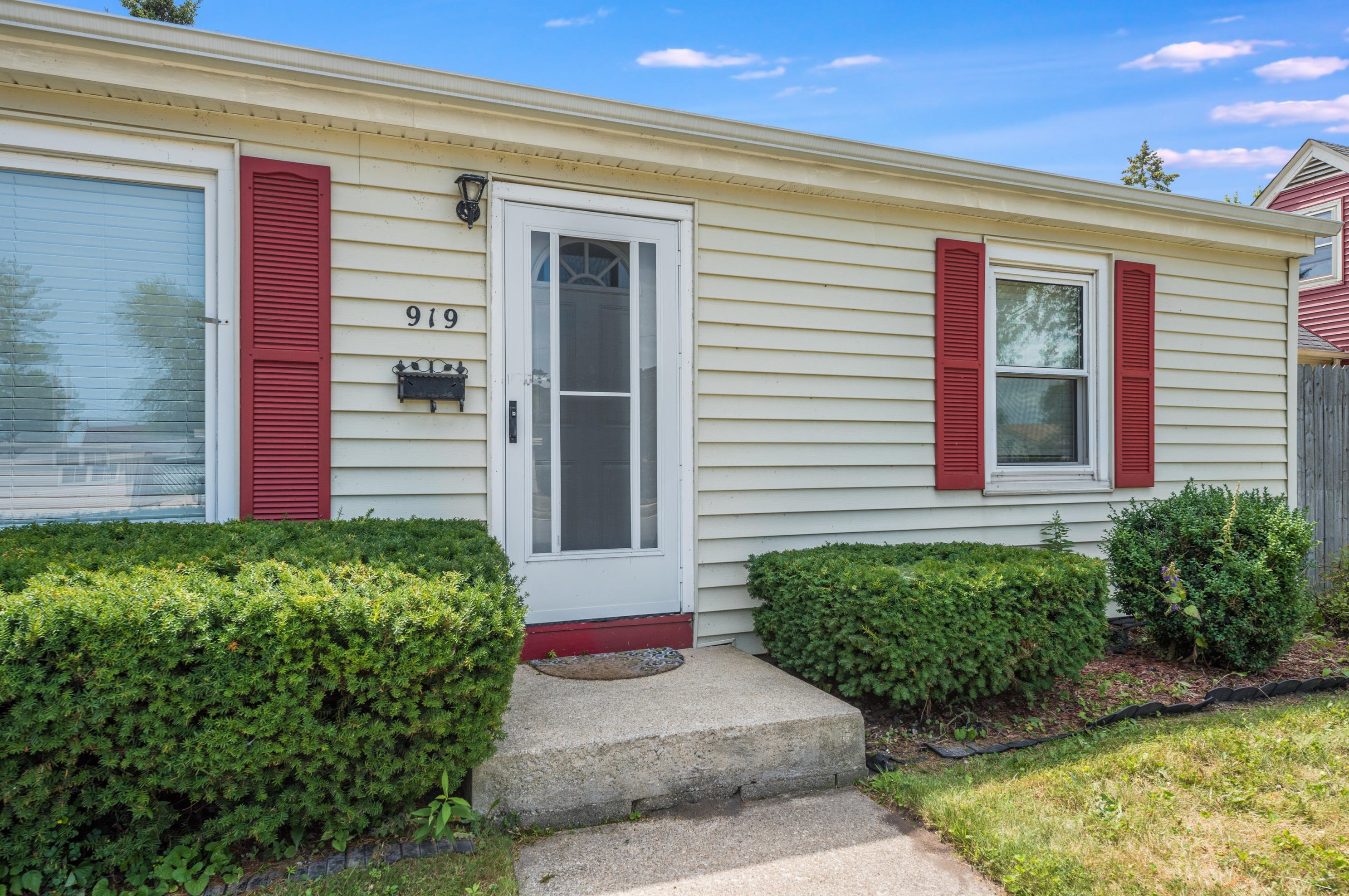 919 South St, Racine, WI 53402-3714